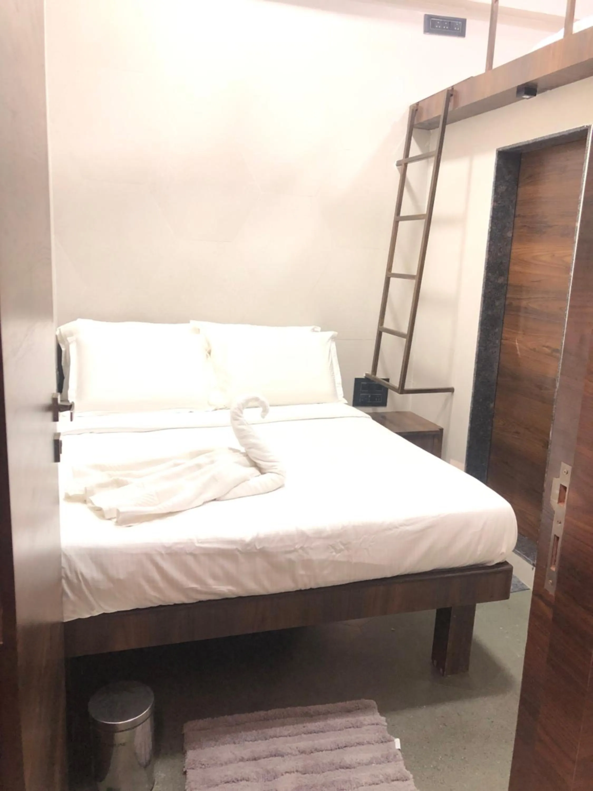 Bed in Hotel Rooms Dadar near Station
