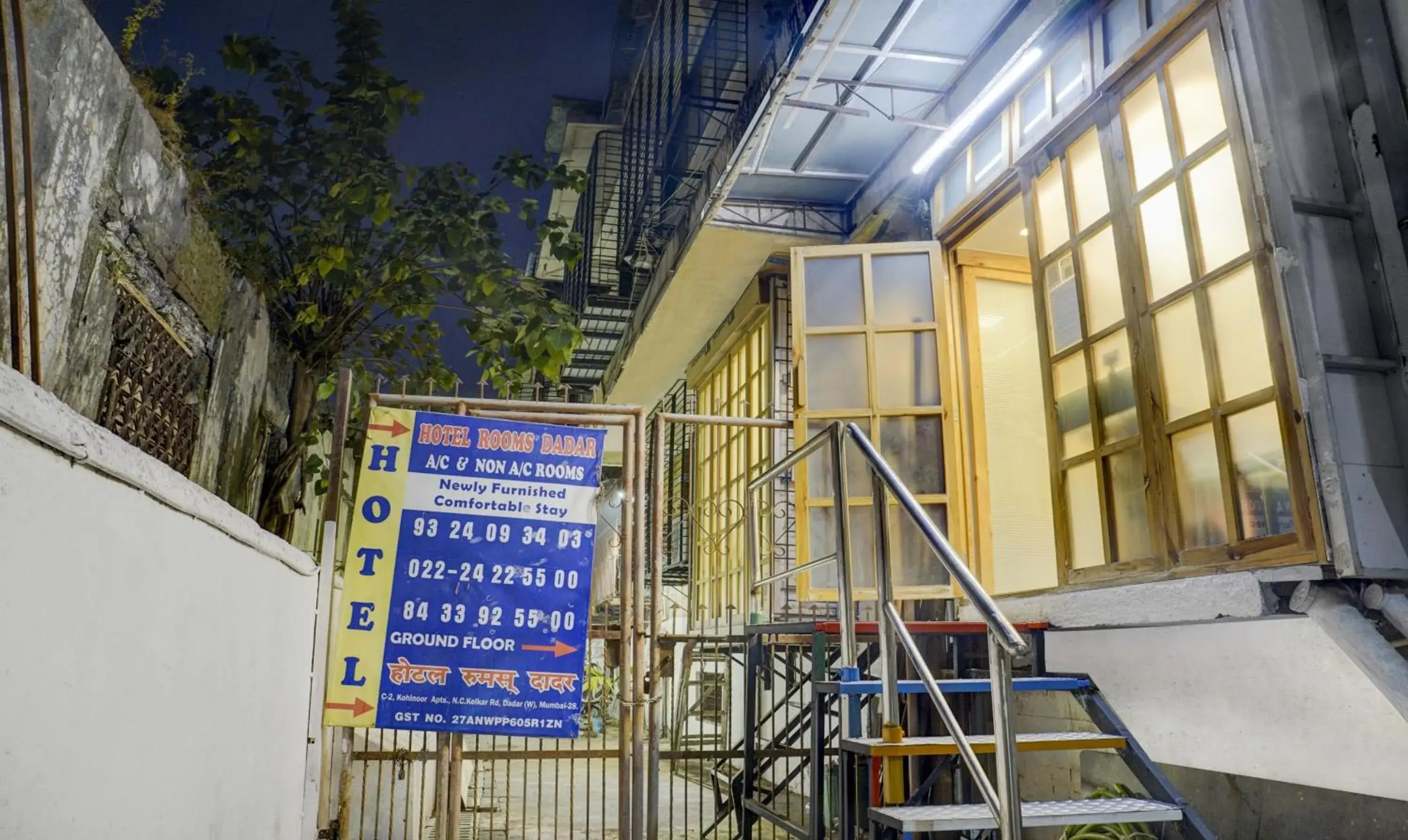 Facade/entrance in Hotel Rooms Dadar near Station Facade/entrance in Hotel Rooms Dadar near Station
