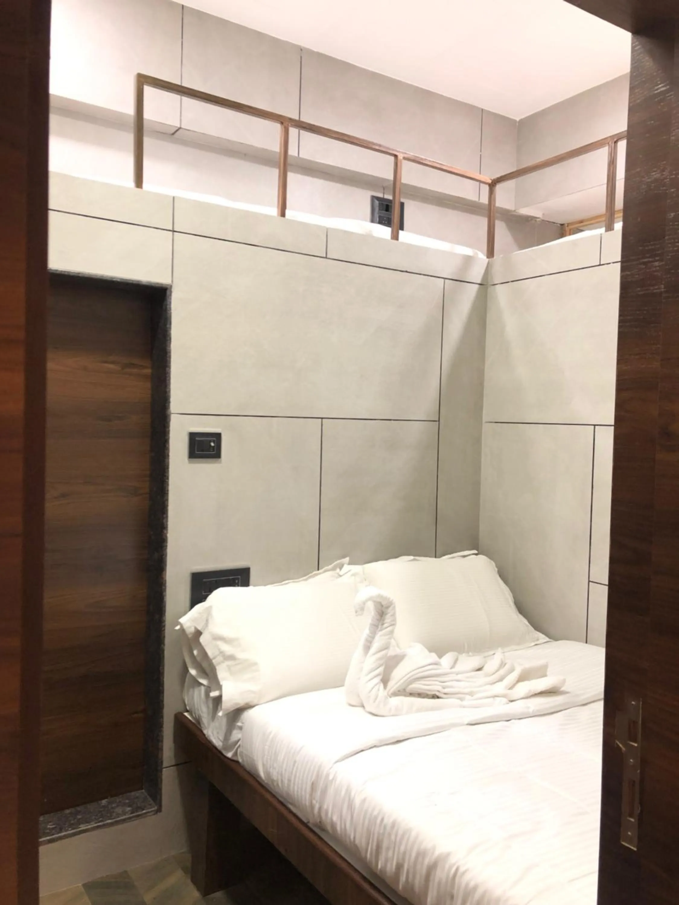 Bed in Hotel Rooms Dadar near Station