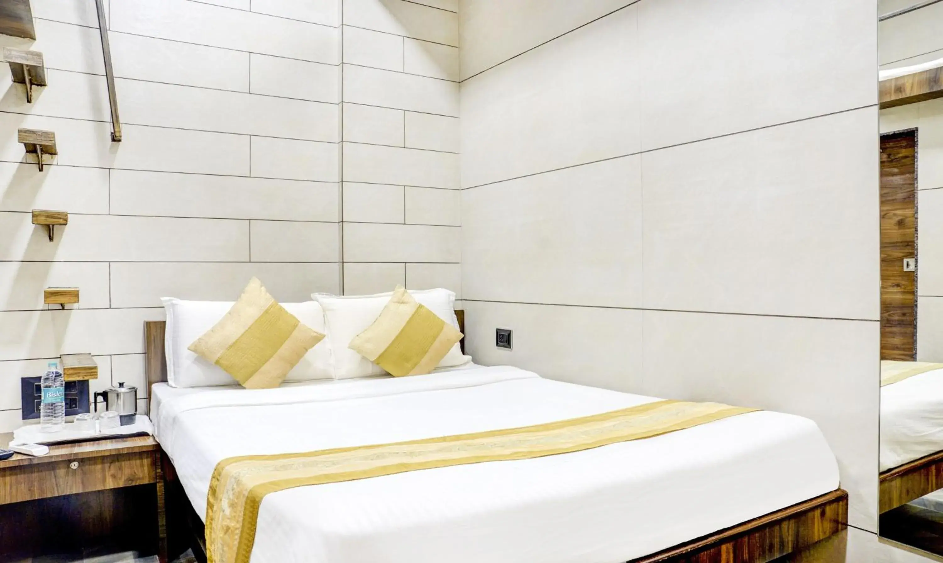 Bedroom, Bed in Hotel Rooms Dadar near Station Bedroom, Bed in Hotel Rooms Dadar near Station
