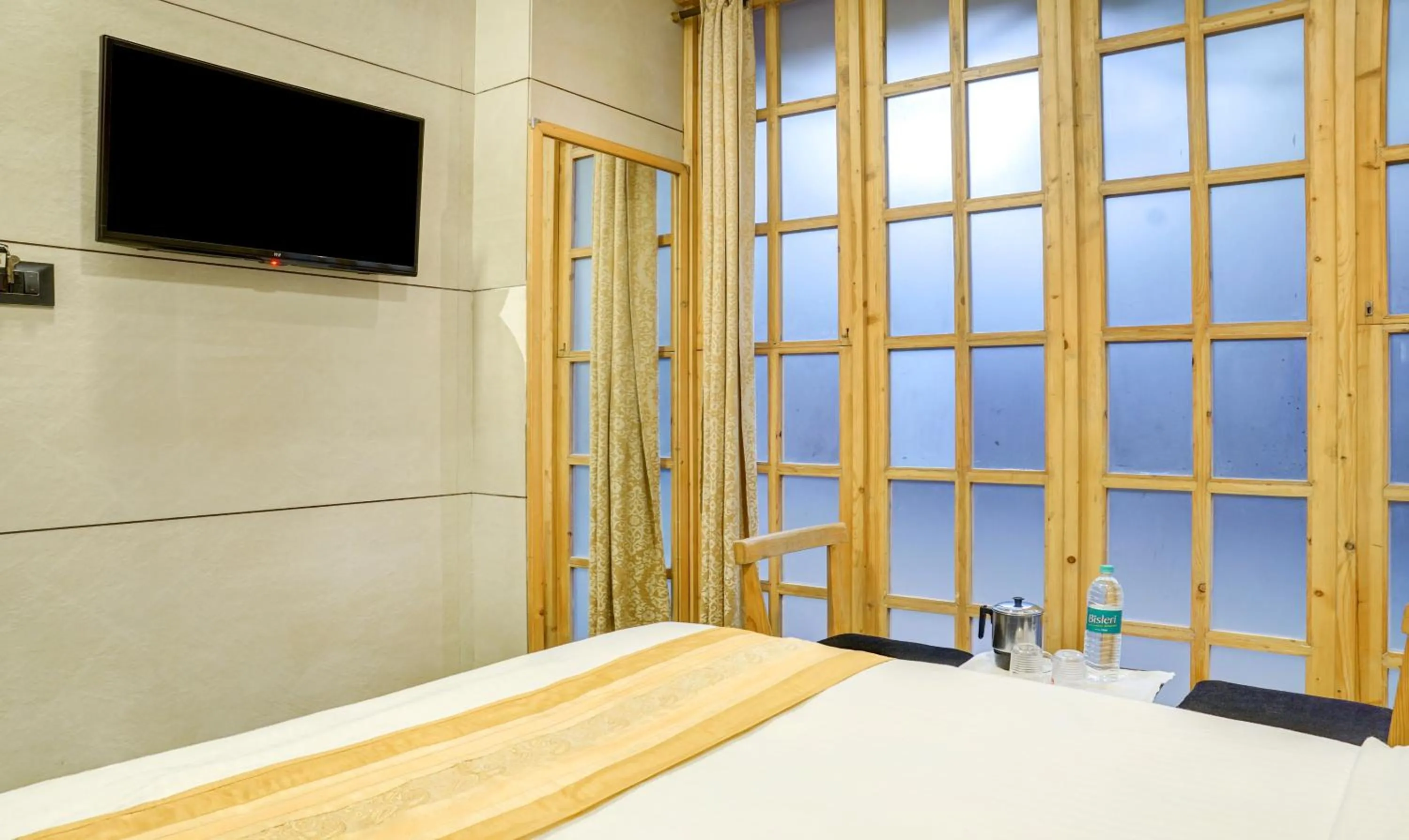 Bed in Hotel Rooms Dadar near Station