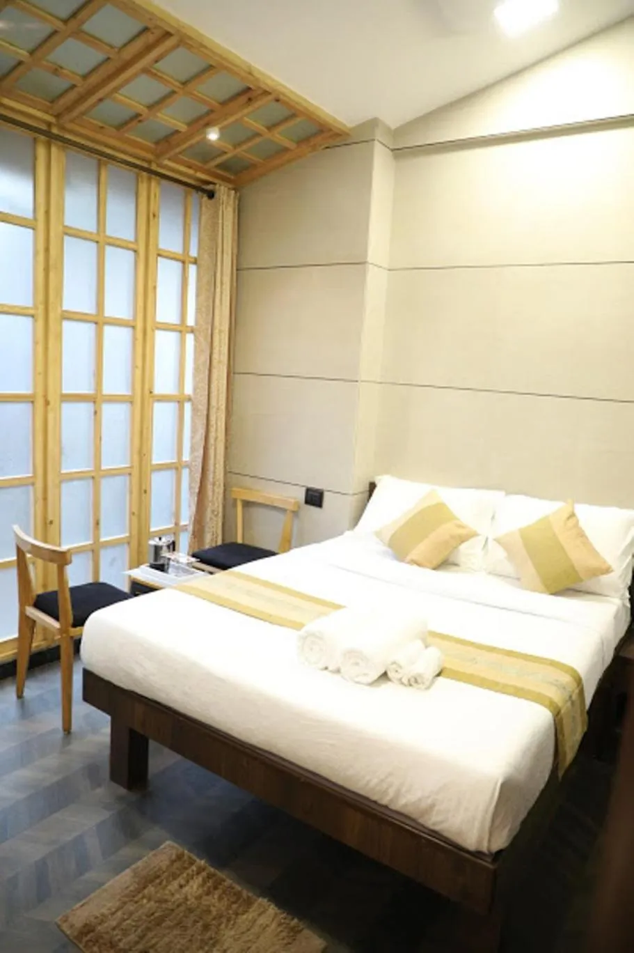 Bed in Hotel Rooms Dadar near Station