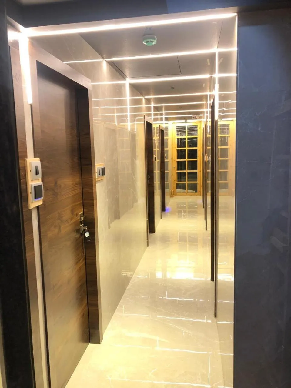 Lobby or reception in Hotel Rooms Dadar near Station