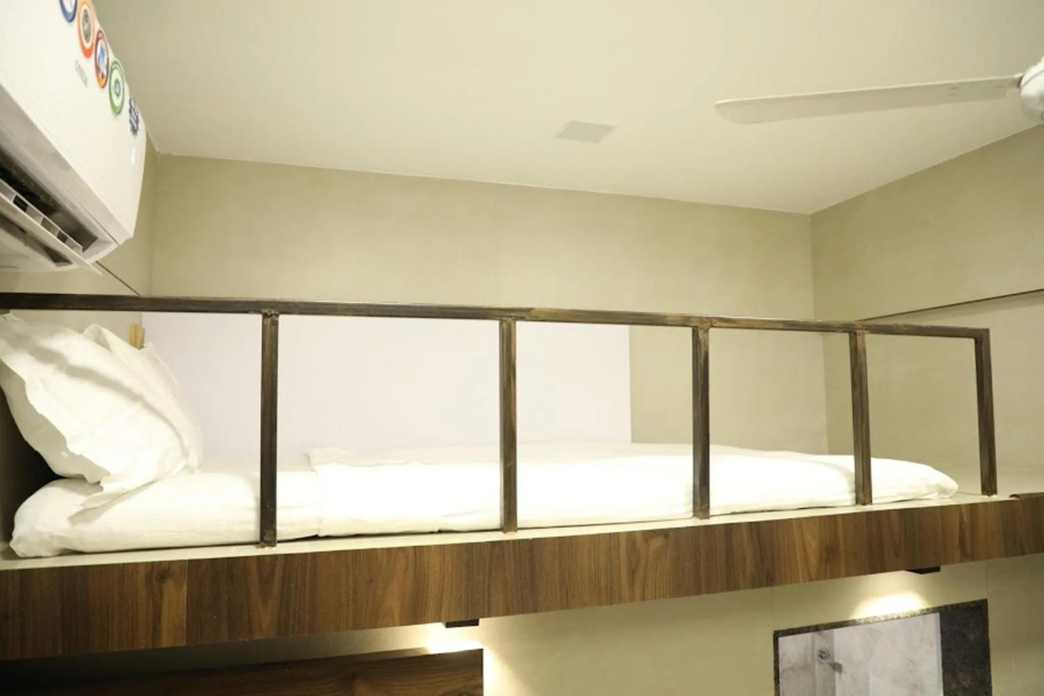 bunk bed, Bed in Hotel Rooms Dadar near Station