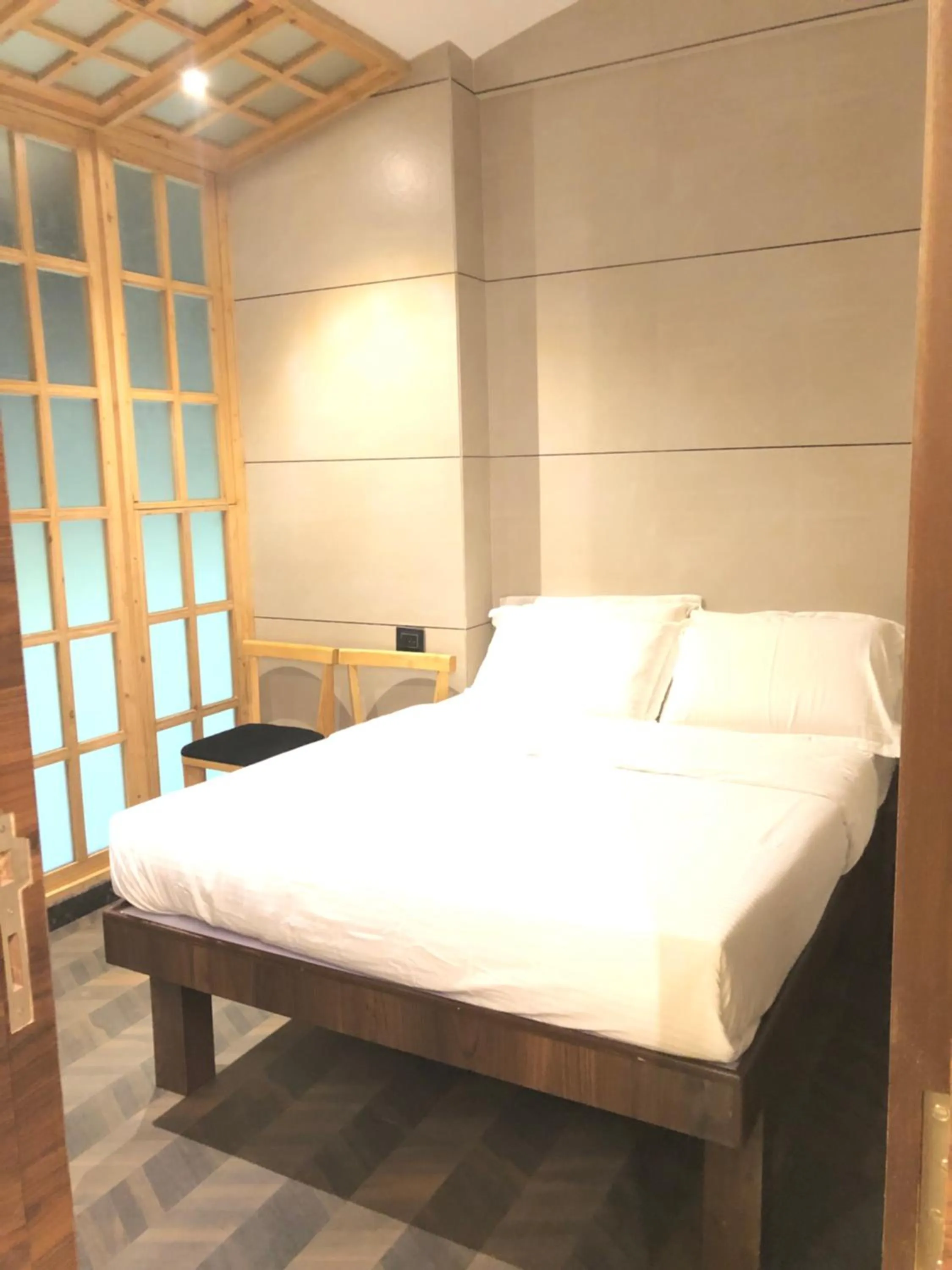 Bed in Hotel Rooms Dadar near Station