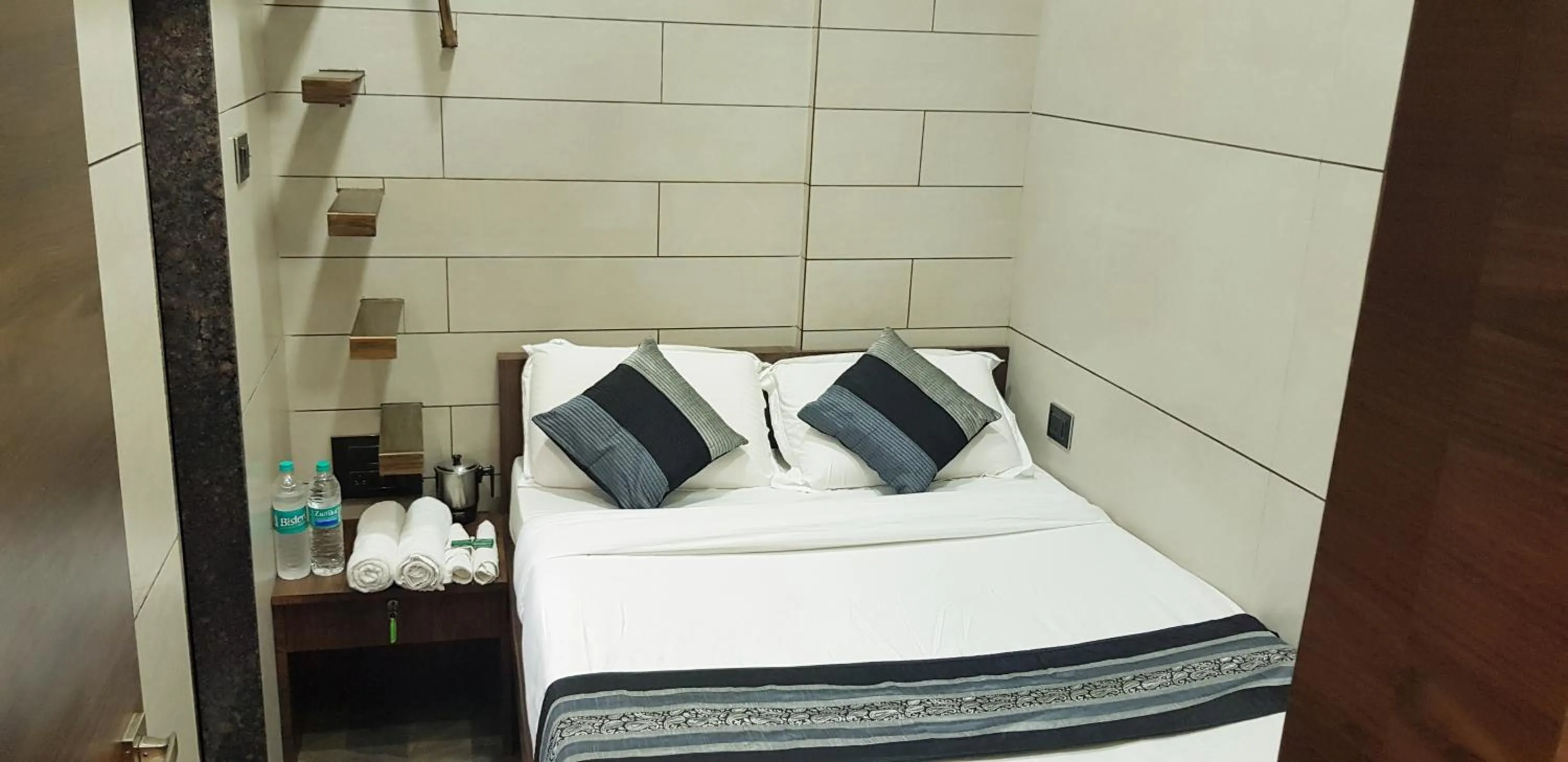 Bedroom, Bed in Hotel Rooms Dadar near Station