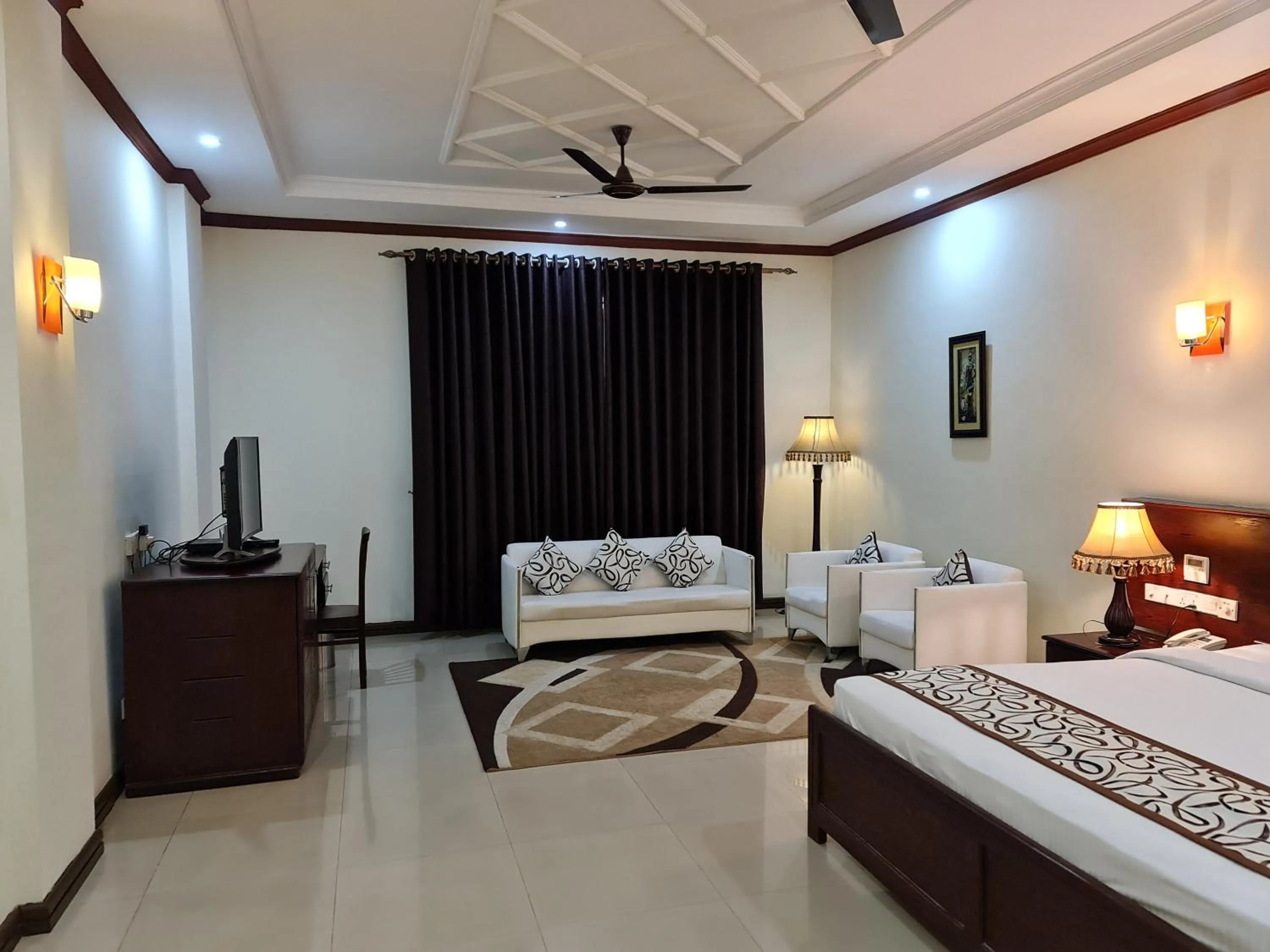 Seating area, Bed in Hotel Blue Sapphire