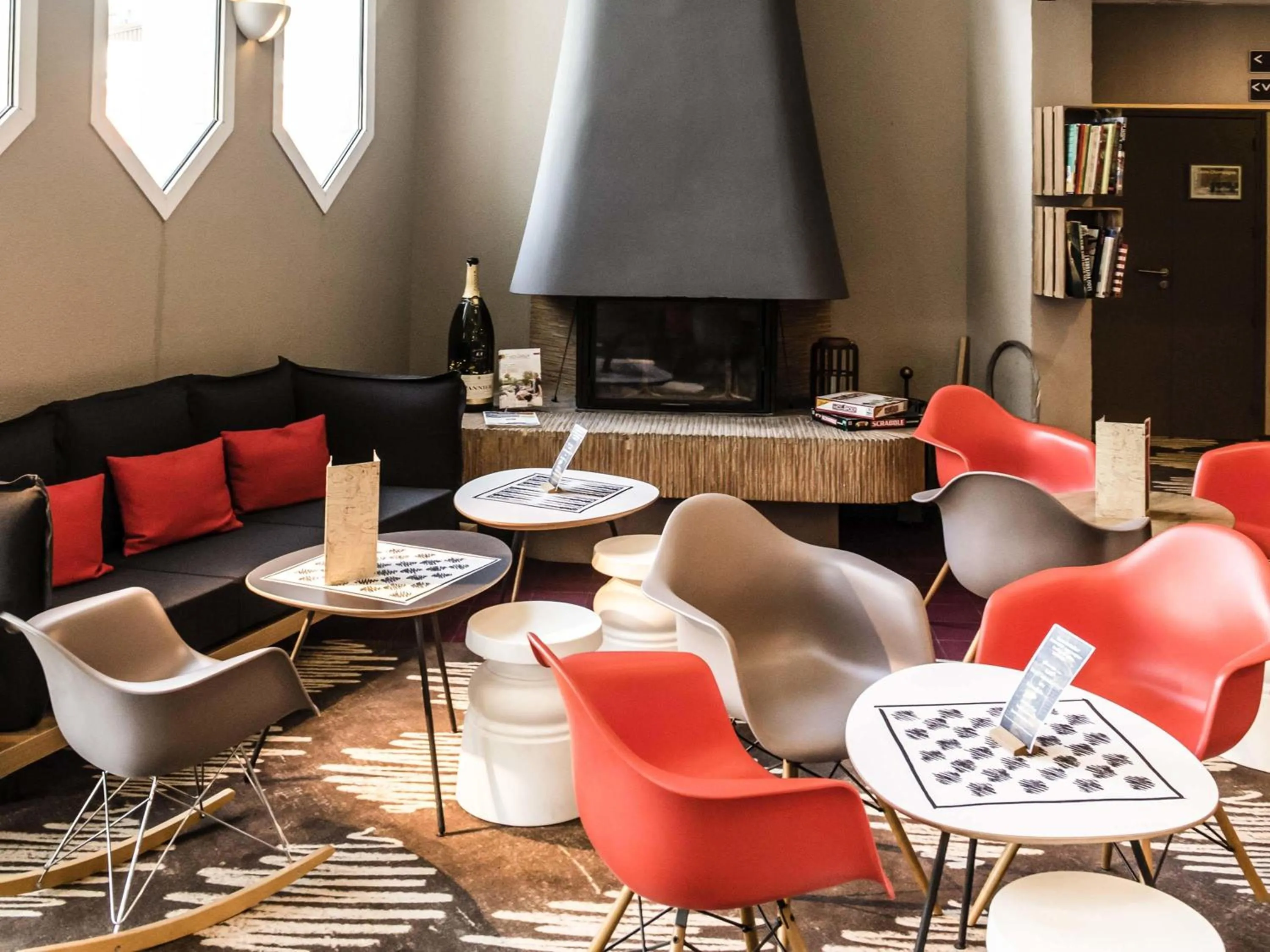 Lounge or bar in Ibis Château-Thierry