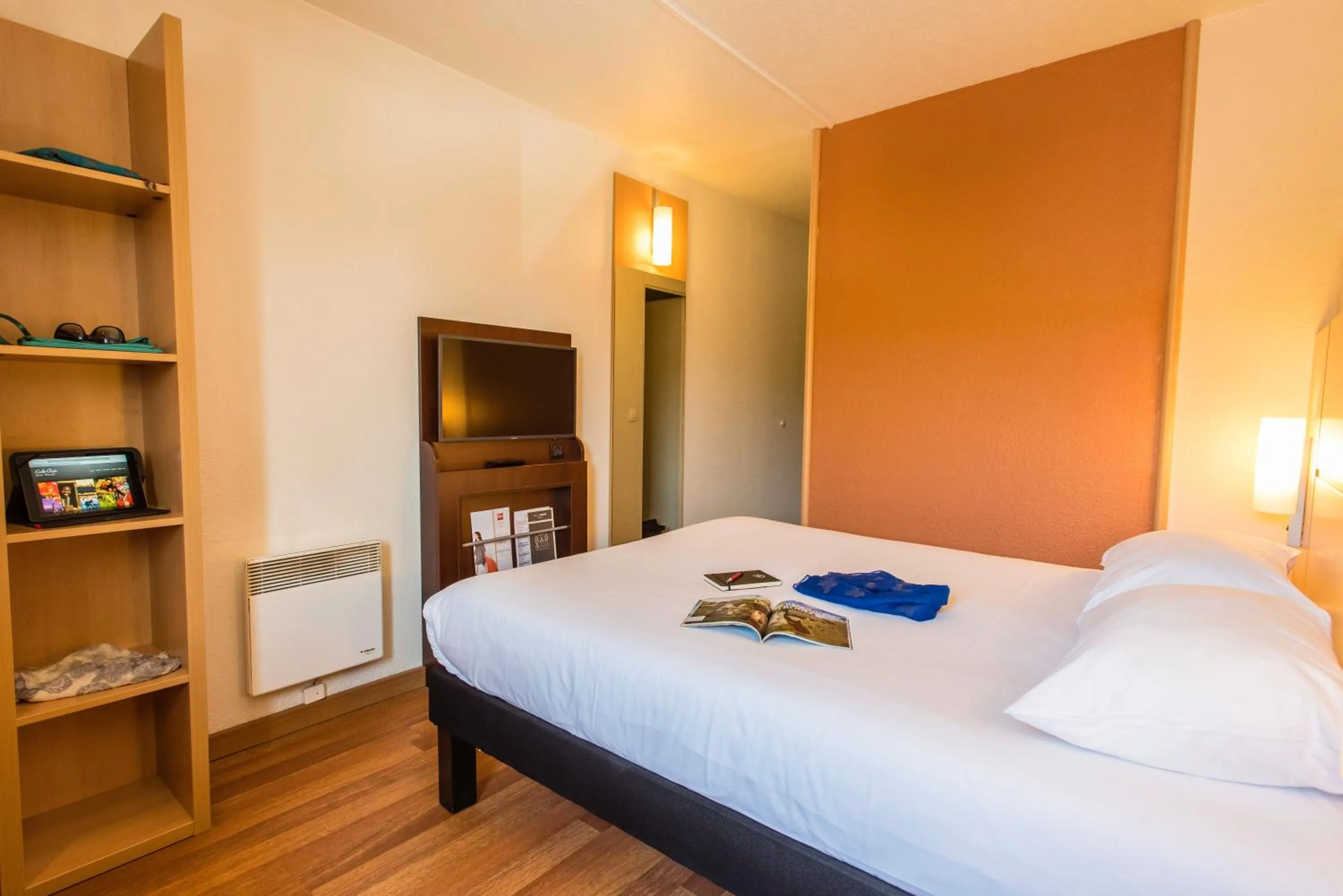 Photo of the whole room, Bed in Ibis Château-Thierry