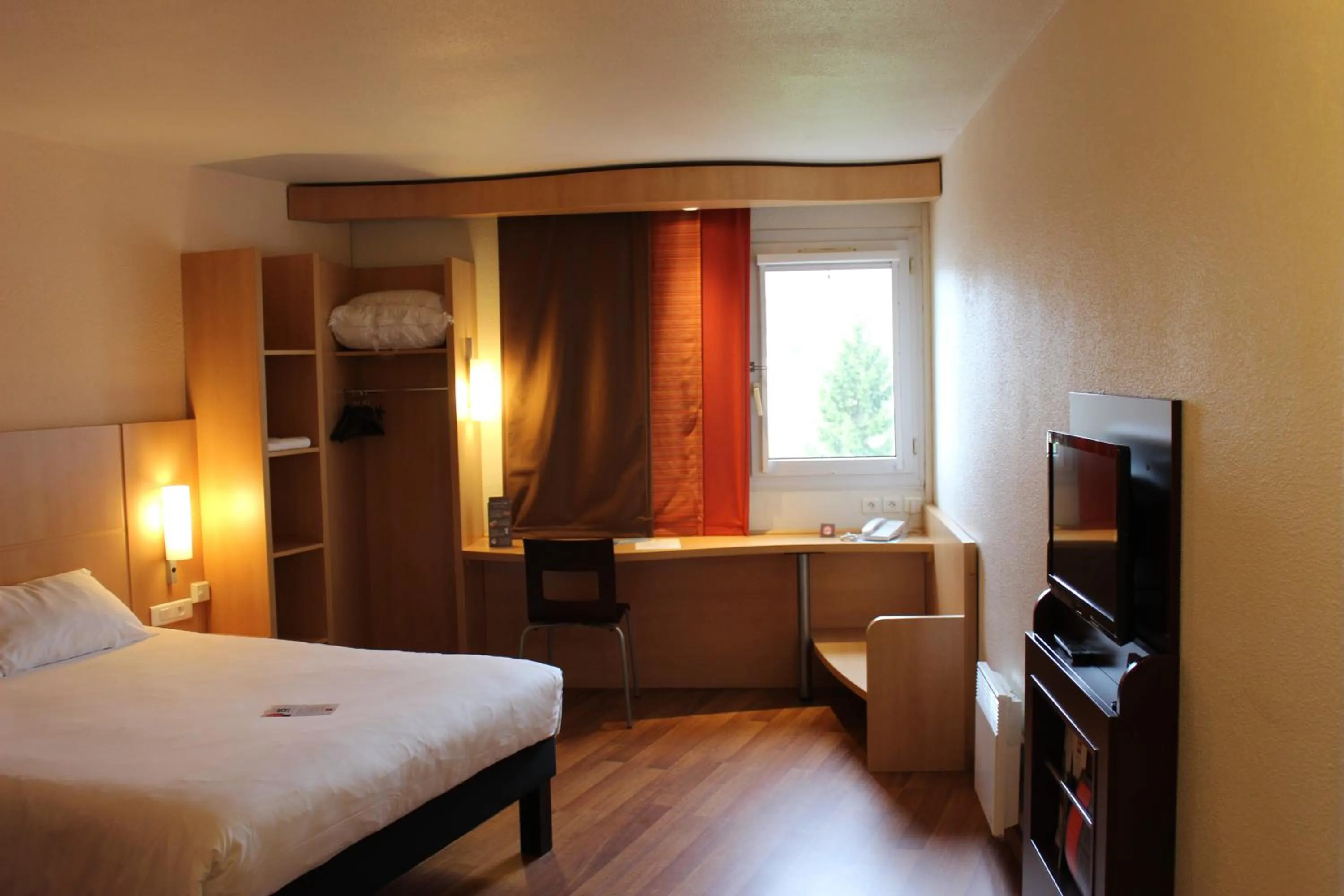 Photo of the whole room, Bed in Ibis Château-Thierry