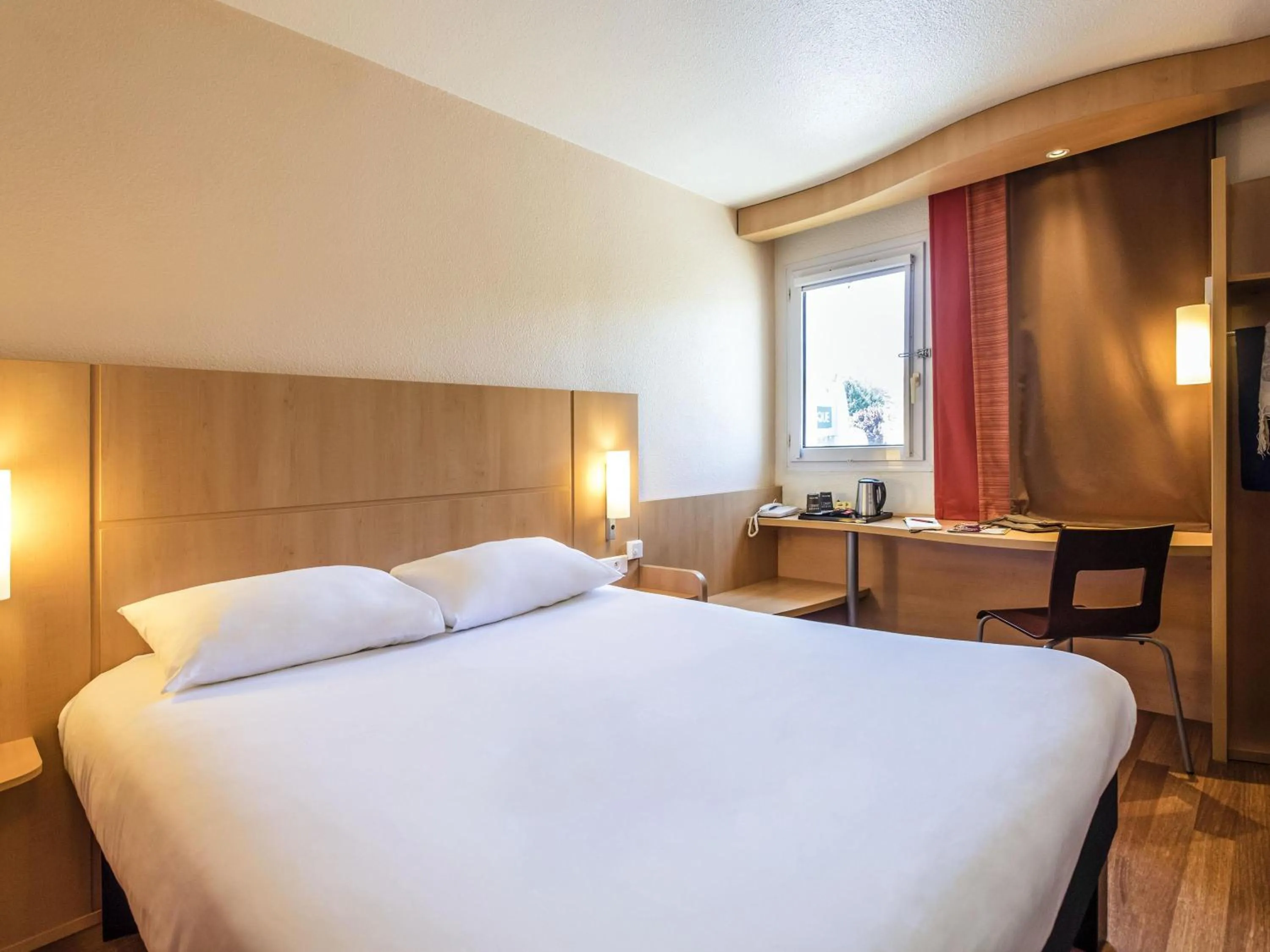 Property building, Bed in Ibis Château-Thierry