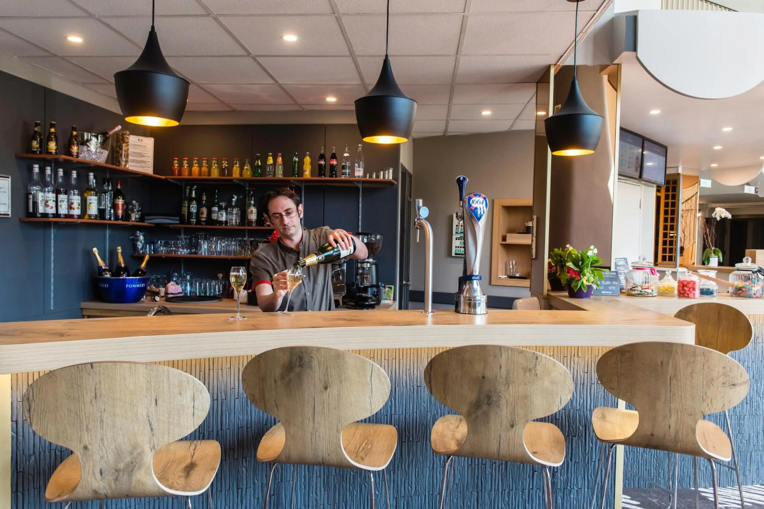 Lounge or bar in Ibis Château-Thierry