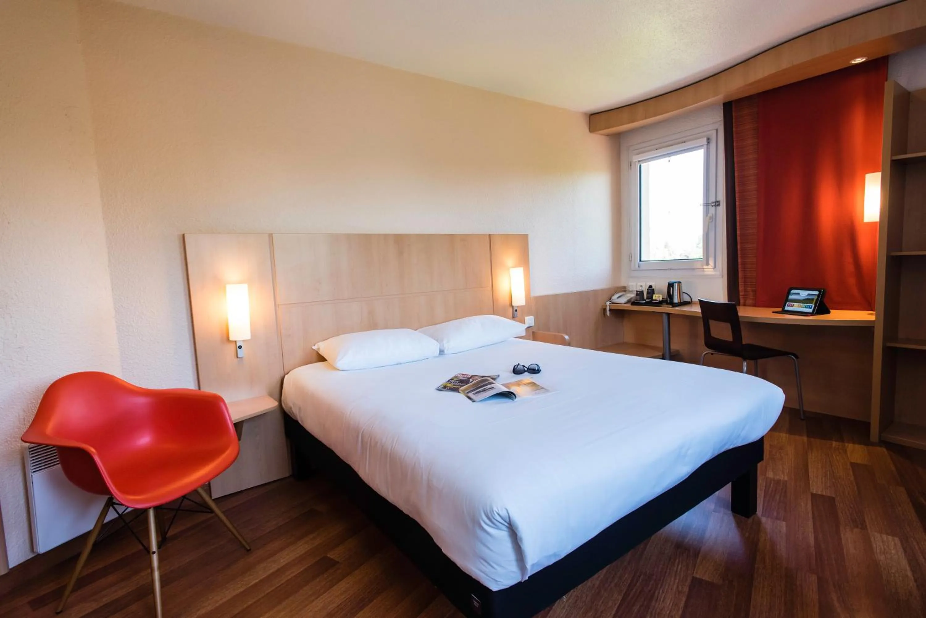 Photo of the whole room, Bed in Ibis Château-Thierry