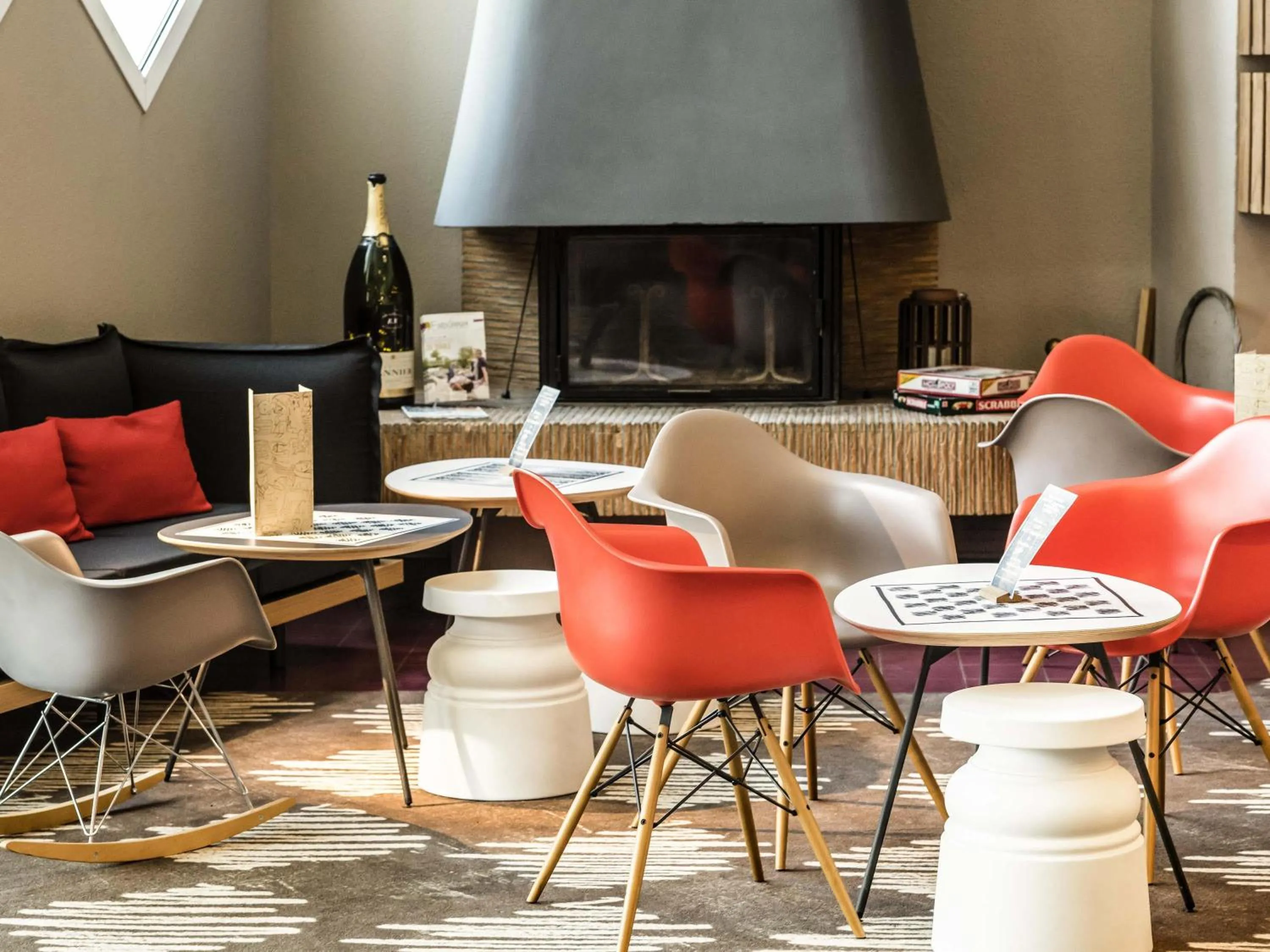 Lounge or bar in Ibis Château-Thierry