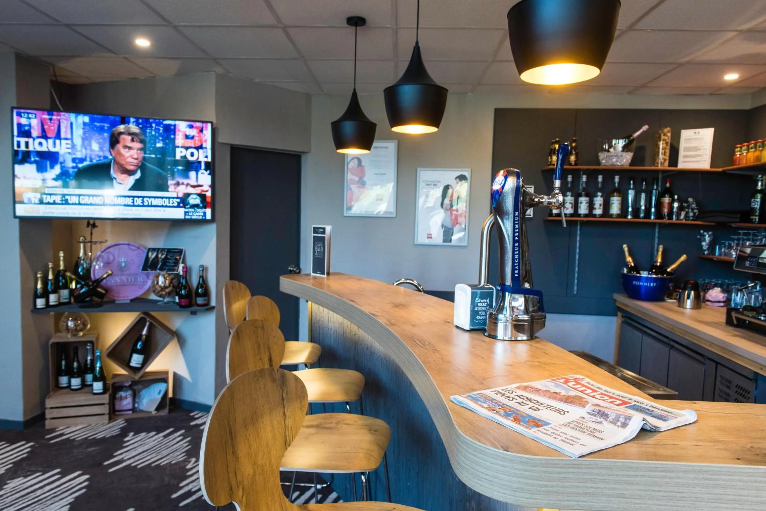 Lounge or bar in Ibis Château-Thierry