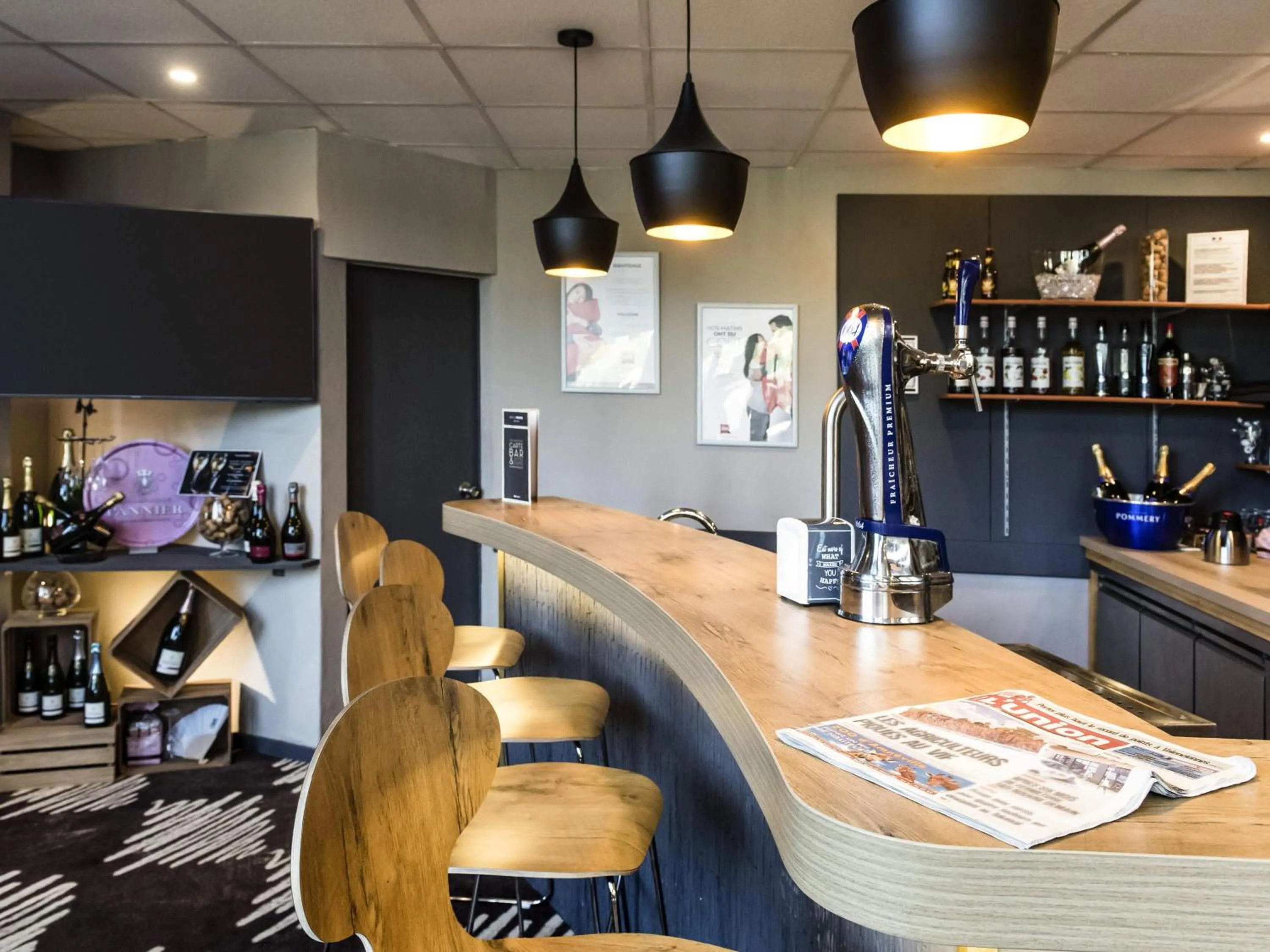 Lounge or bar in Ibis Château-Thierry