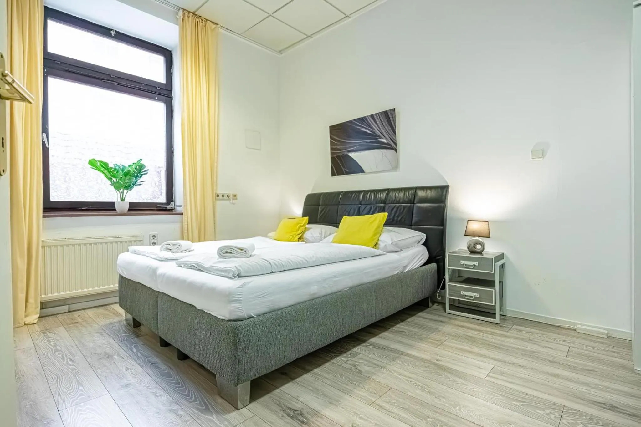 Bed in Modern Apartment suitable for Longstays