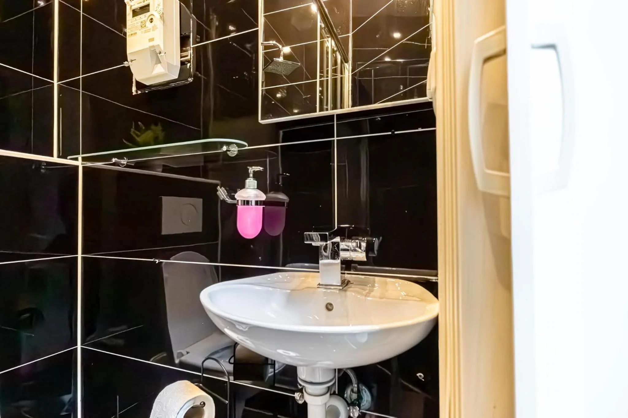 Bathroom in Modern Apartment suitable for Longstays