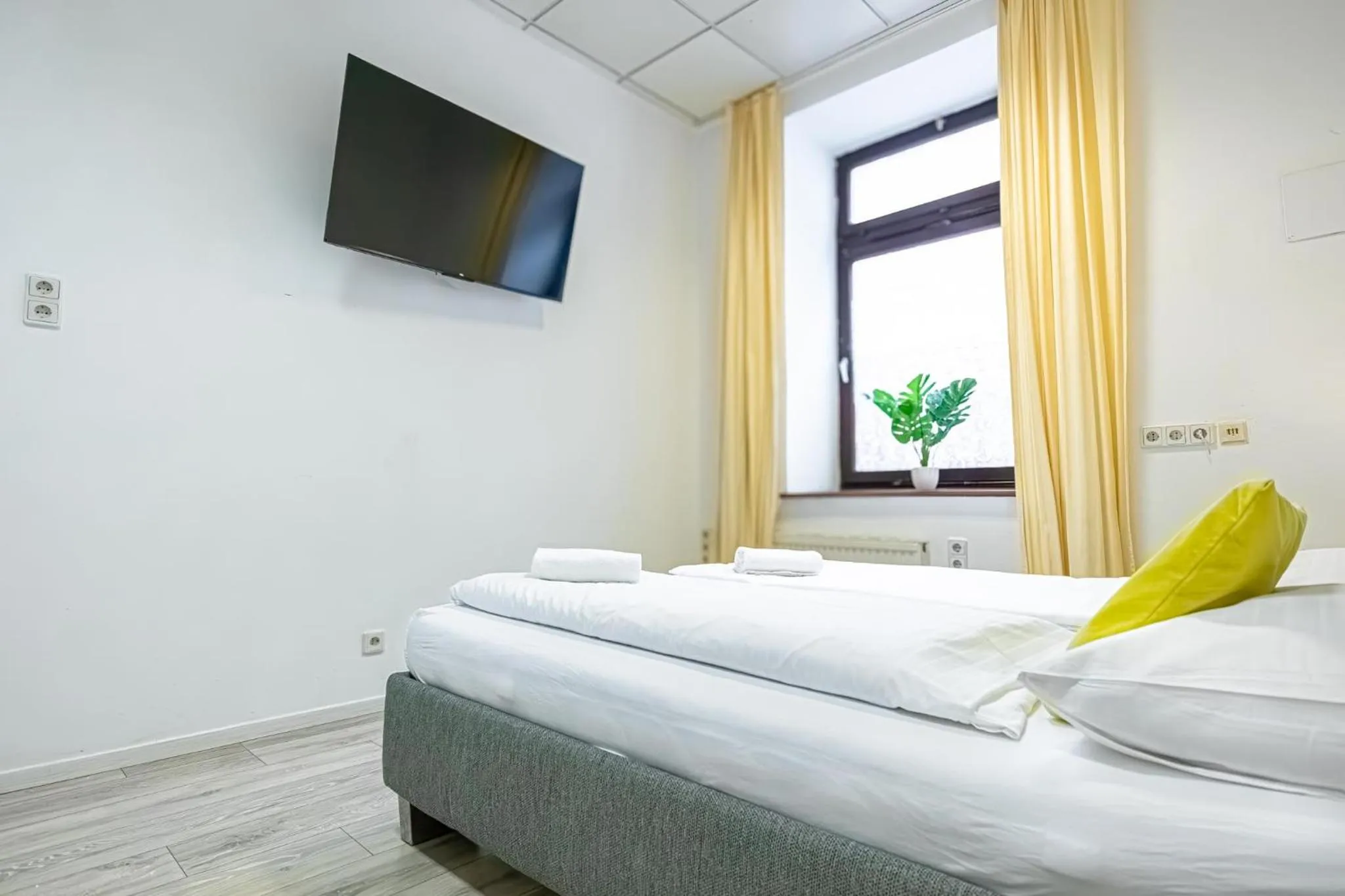 Bed in Modern Apartment suitable for Longstays