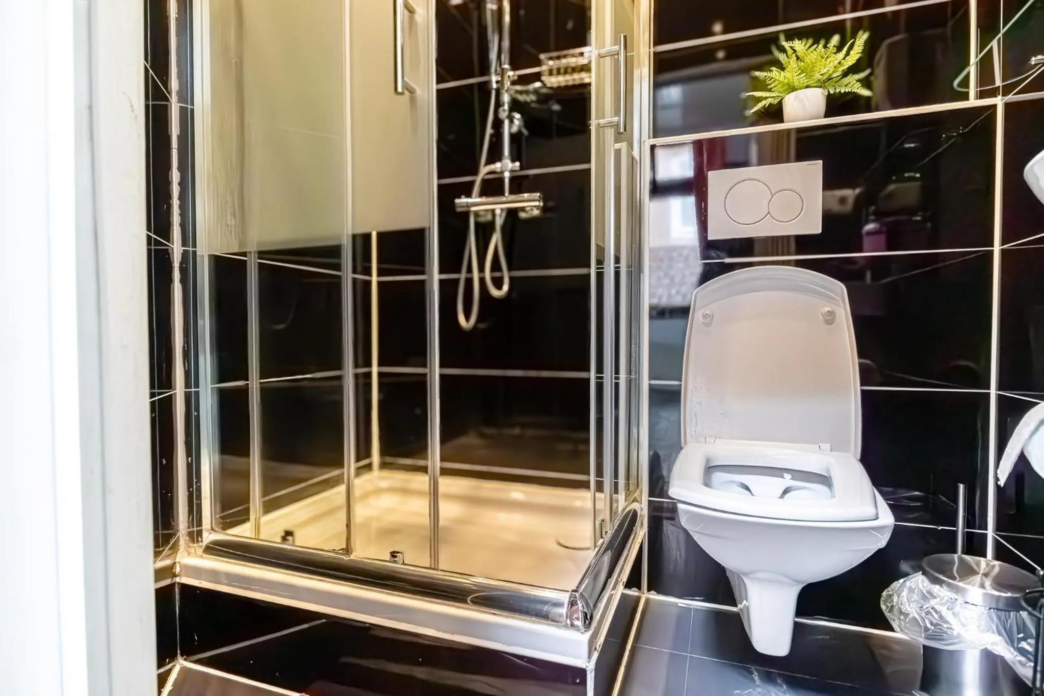 Shower in Modern Apartment suitable for Longstays