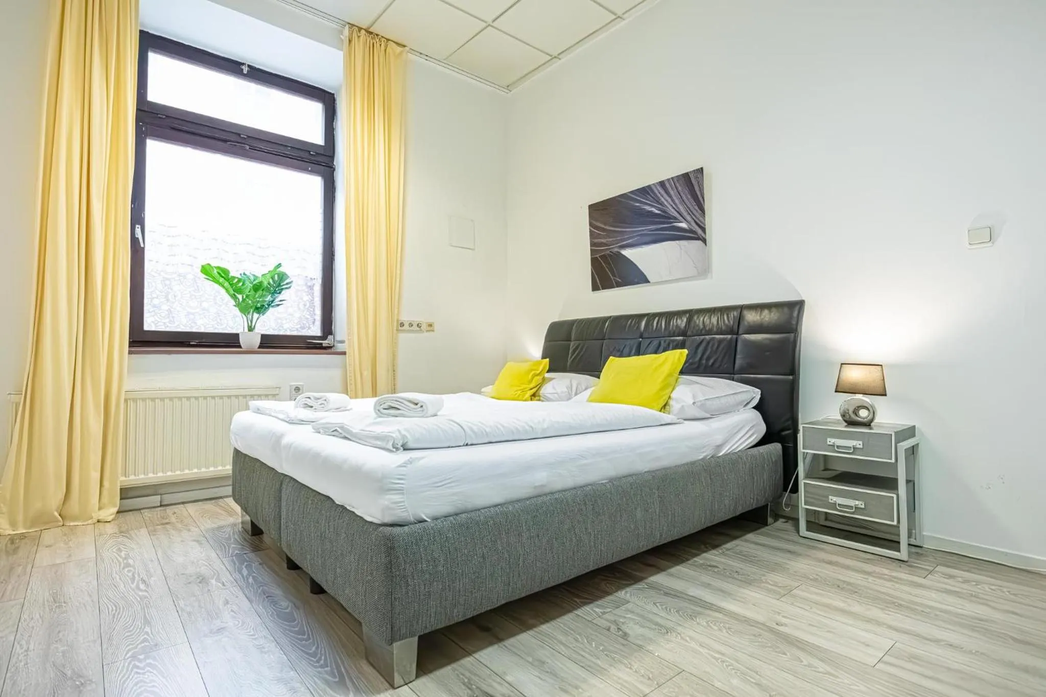 Bed in Modern Apartment suitable for Longstays