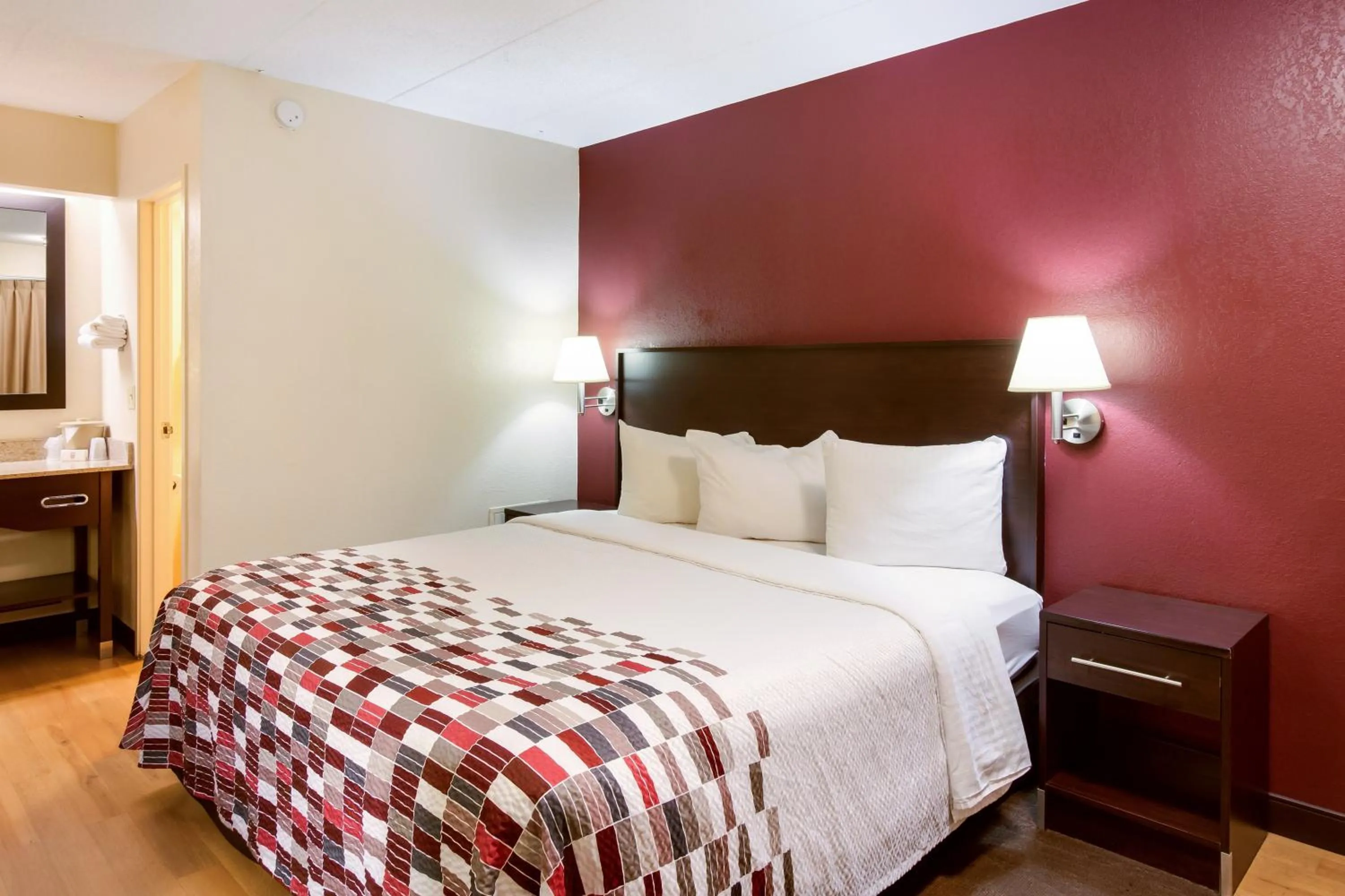 Photo of the whole room in Red Roof Inn Grand Rapids Airport