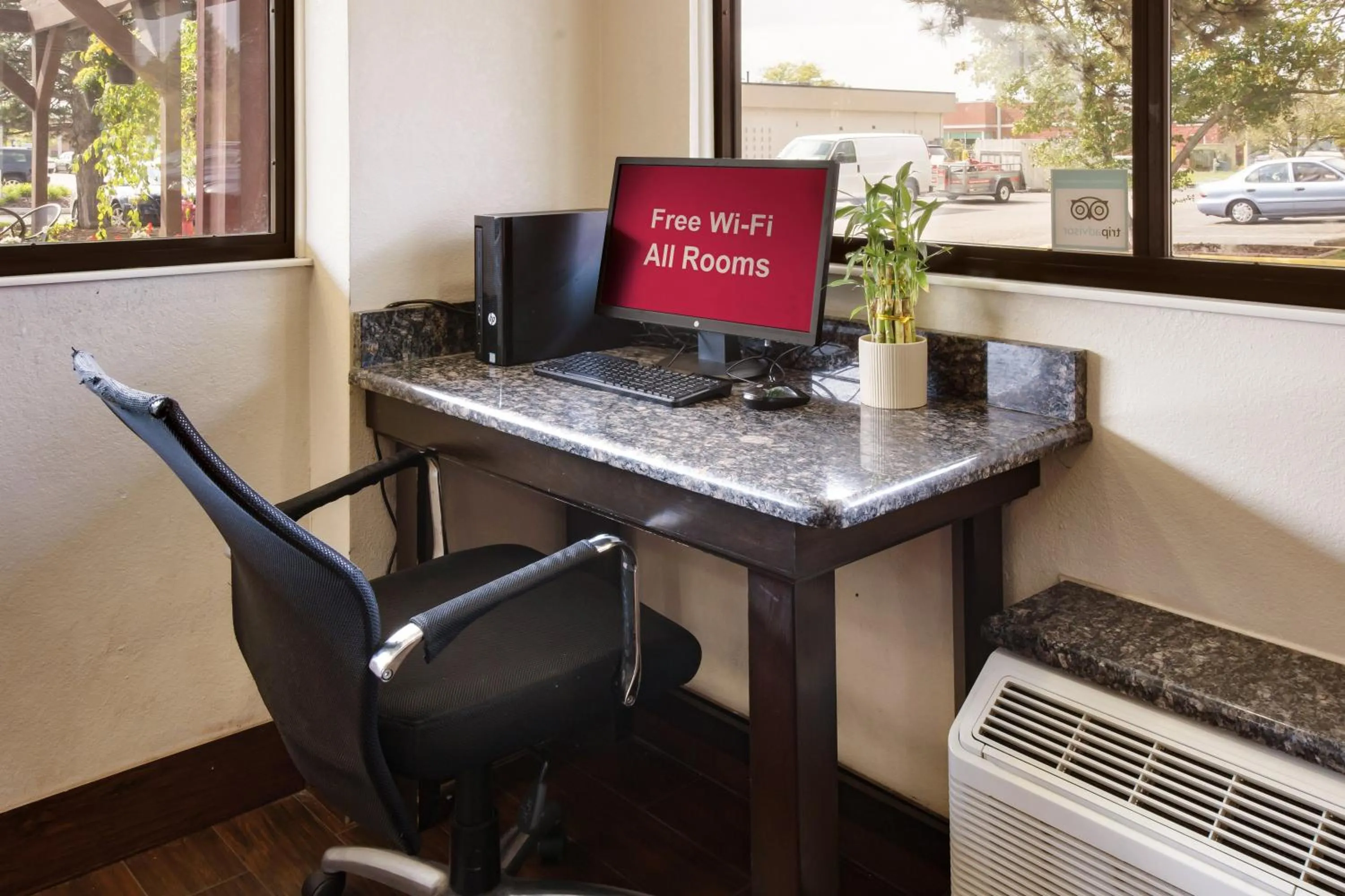 Business facilities in Red Roof Inn Grand Rapids Airport