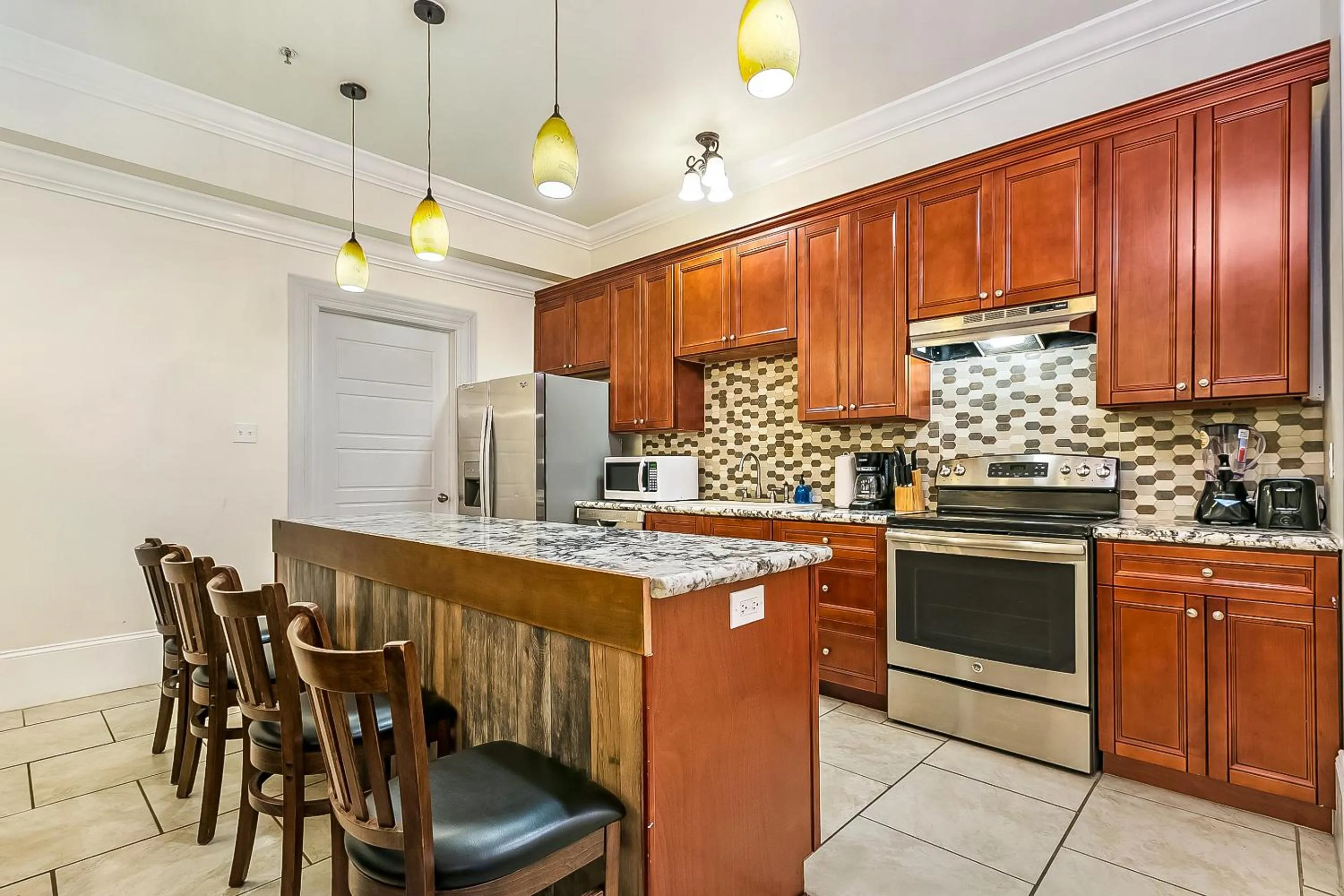 Kitchen or kitchenette in Modern 4BR City Condo 5min drive to FQ