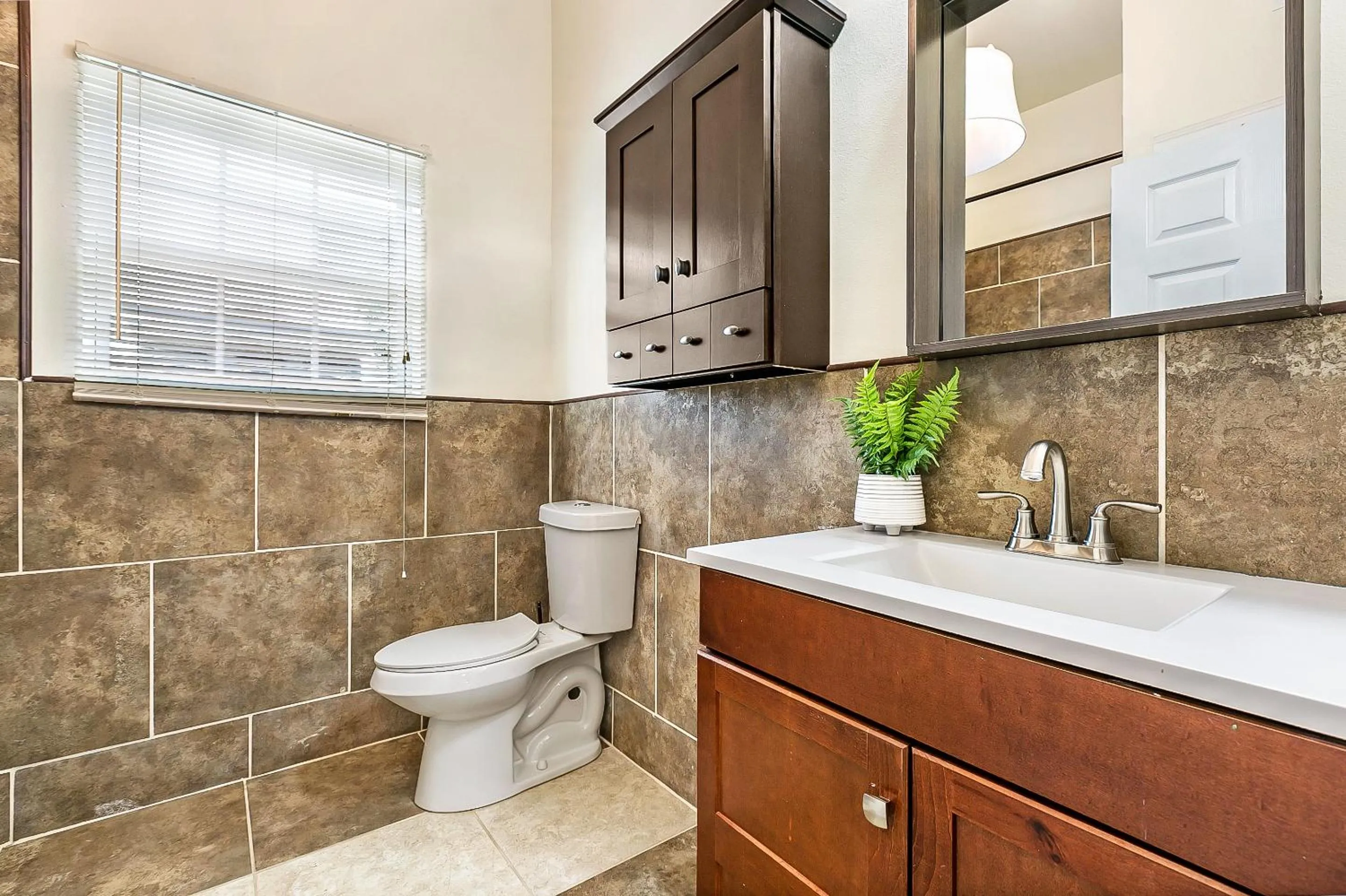 Bathroom in Modern 4BR City Condo 5min drive to FQ