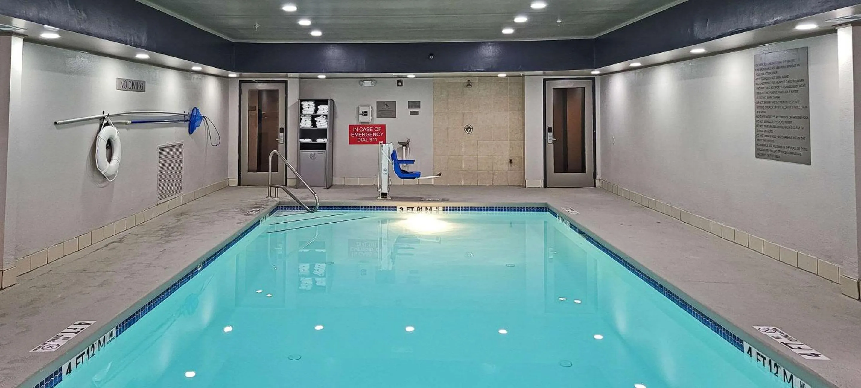 Swimming pool in Country Inn & Suites by Radisson, Canton, GA