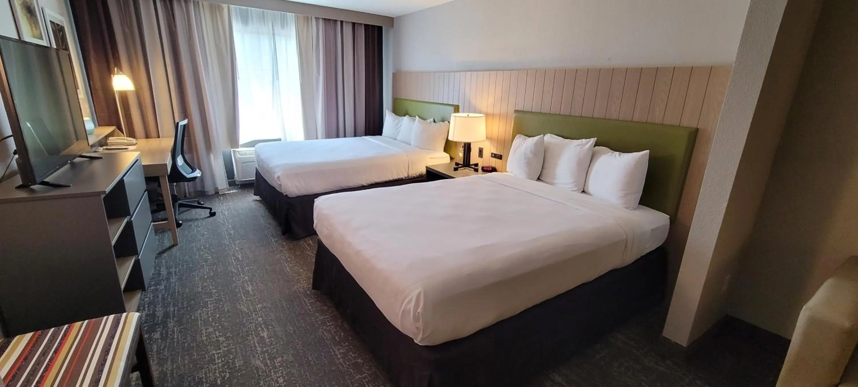 TV and multimedia, Bed in Country Inn & Suites by Radisson, Canton, GA