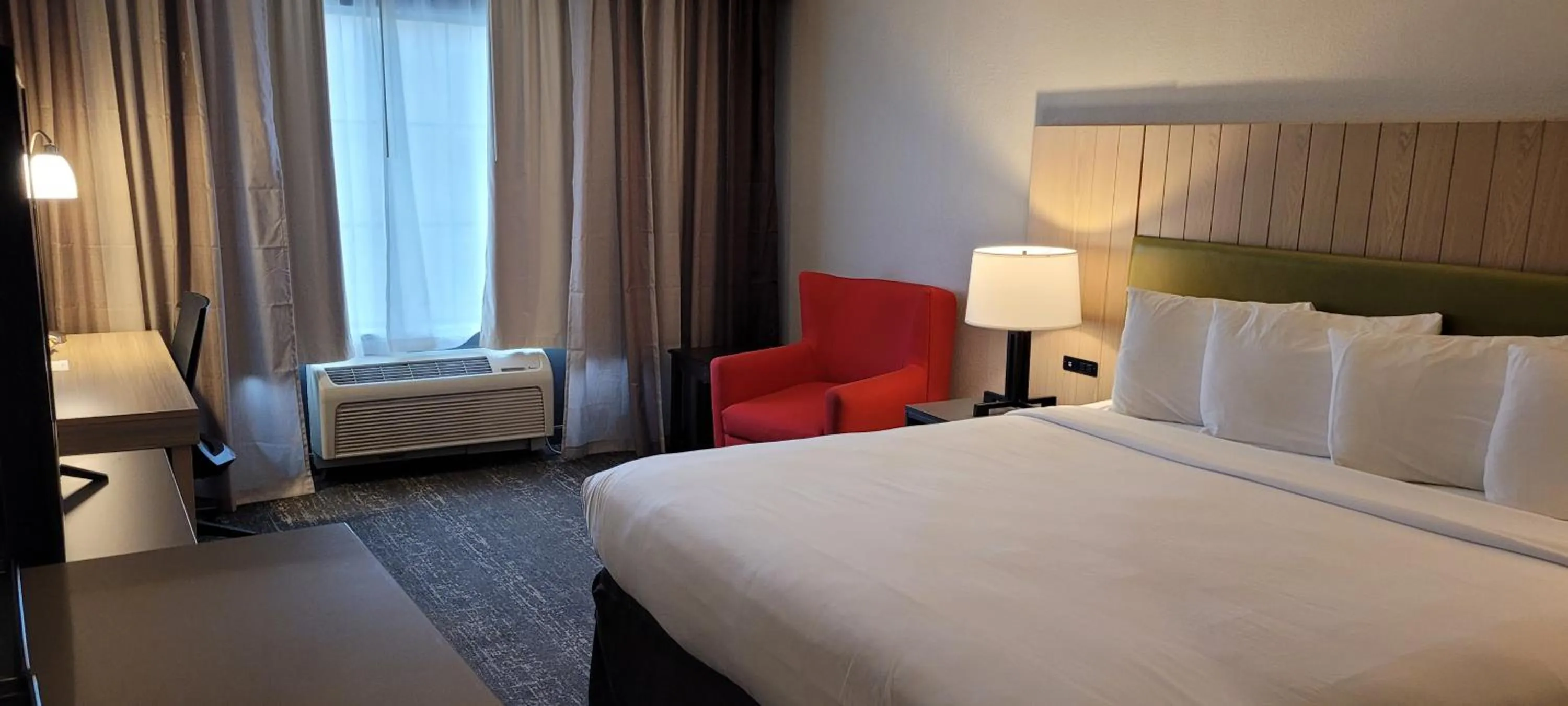 Bed in Country Inn & Suites by Radisson, Canton, GA