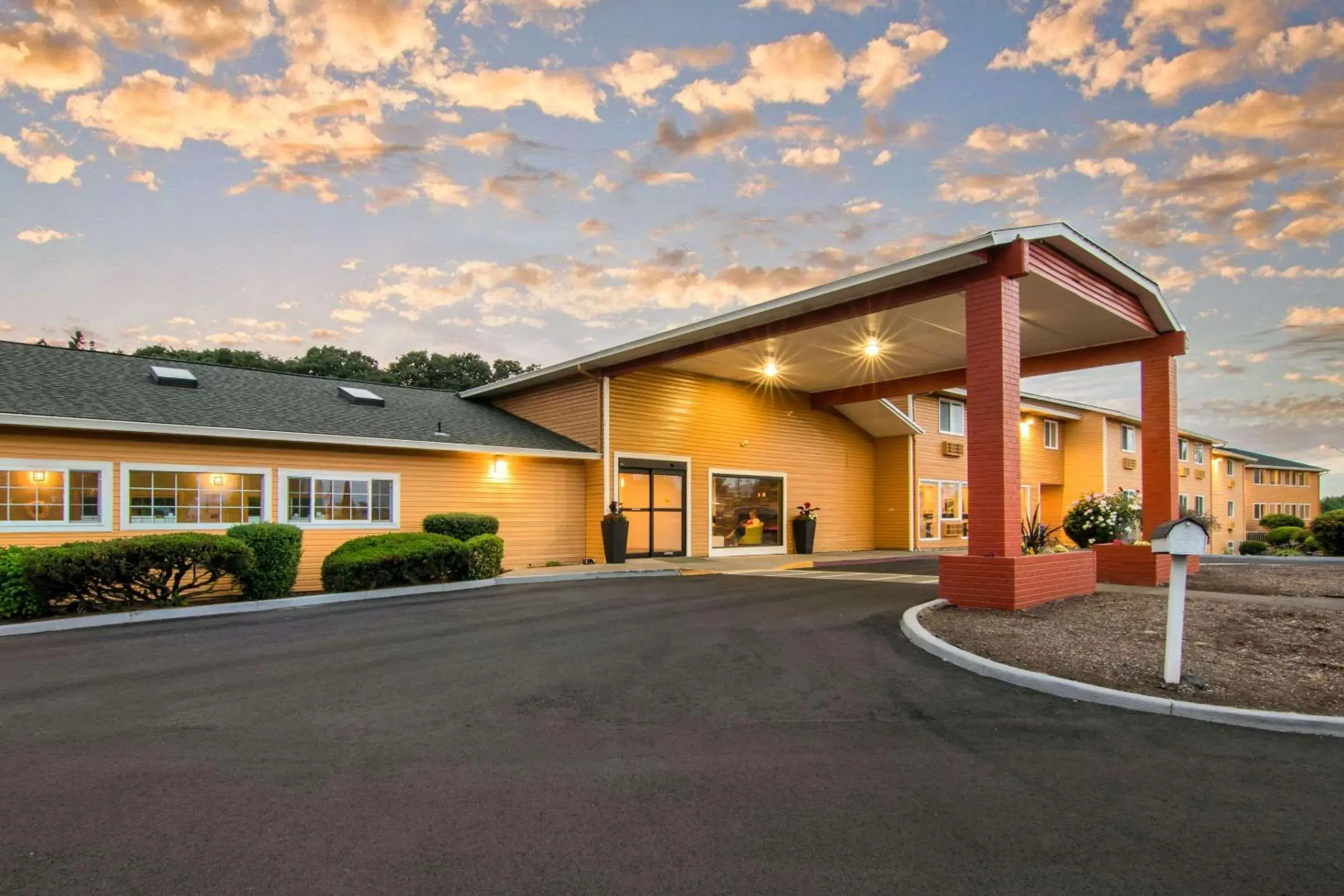 Property building in Quality Inn & Suites Albany Corvallis Property building in Quality Inn & Suites Albany Corvallis