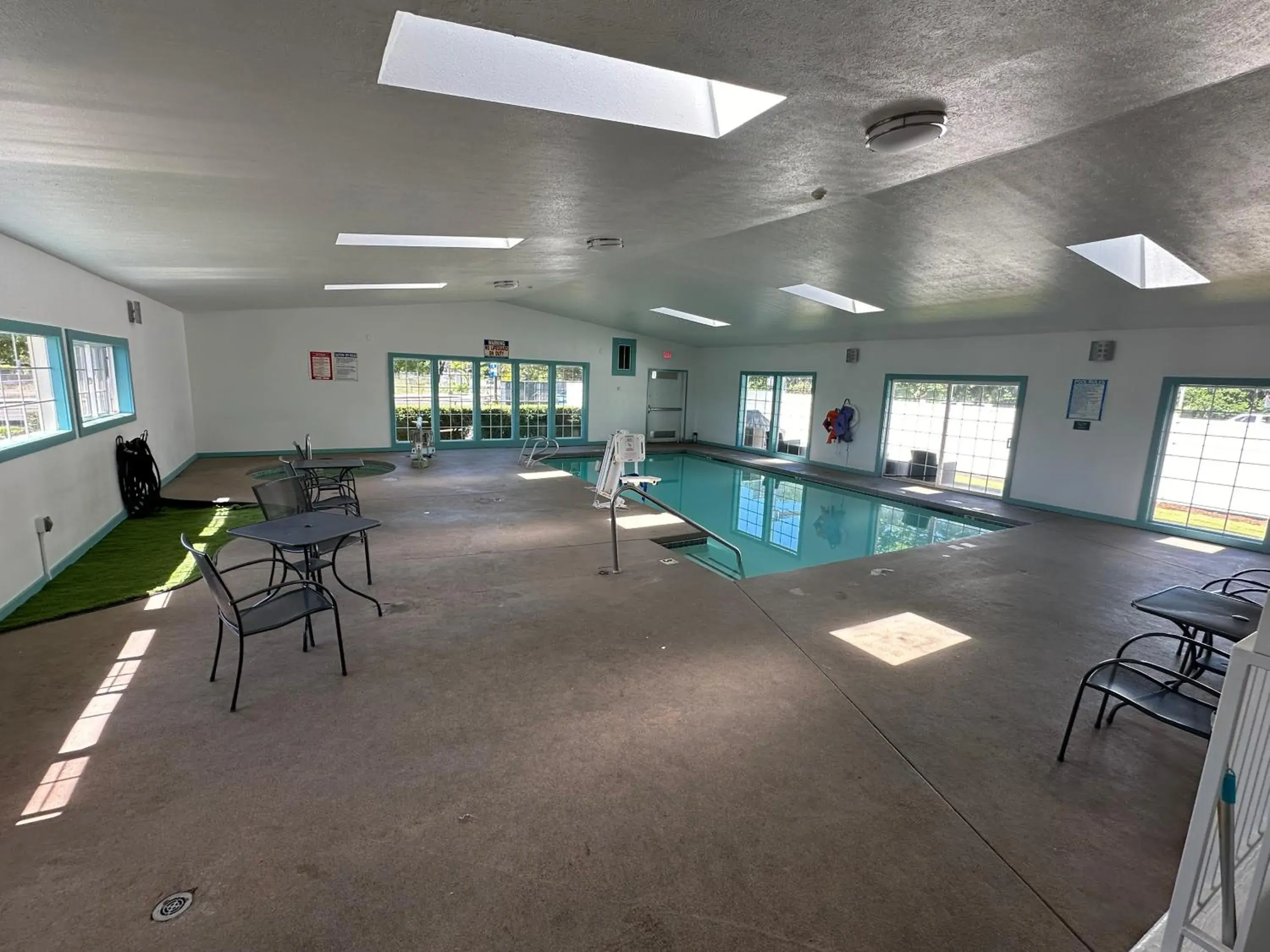 Swimming pool in Quality Inn & Suites Albany Corvallis Swimming pool in Quality Inn & Suites Albany Corvallis