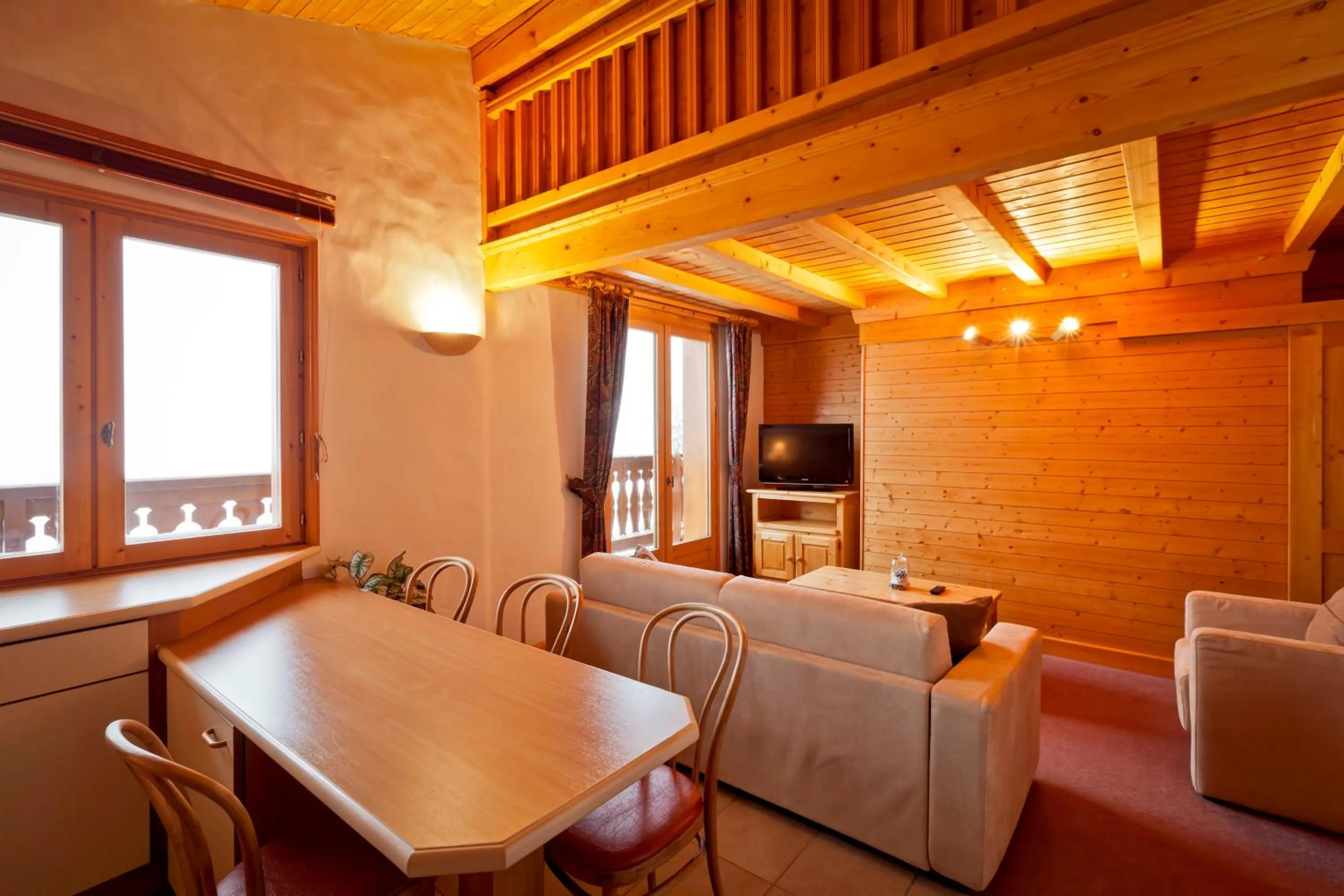 Communal lounge/ TV room in Hotel les Flocons