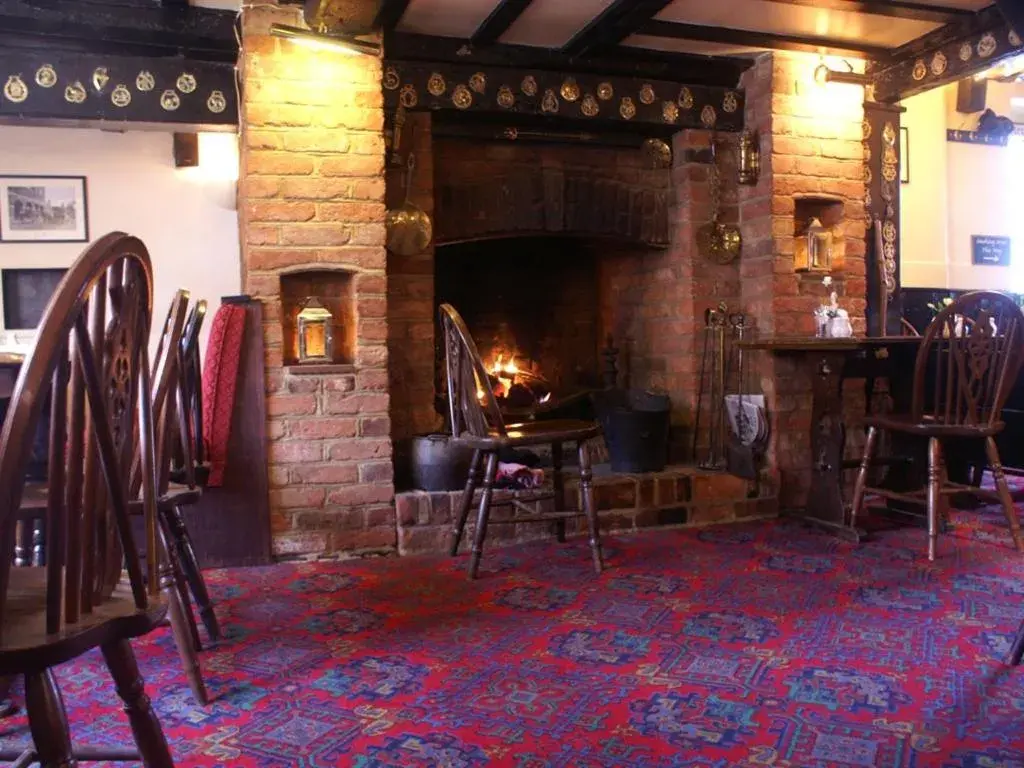 Lounge or bar in THE SARACENS HEAD INN Lounge or bar in THE SARACENS HEAD INN