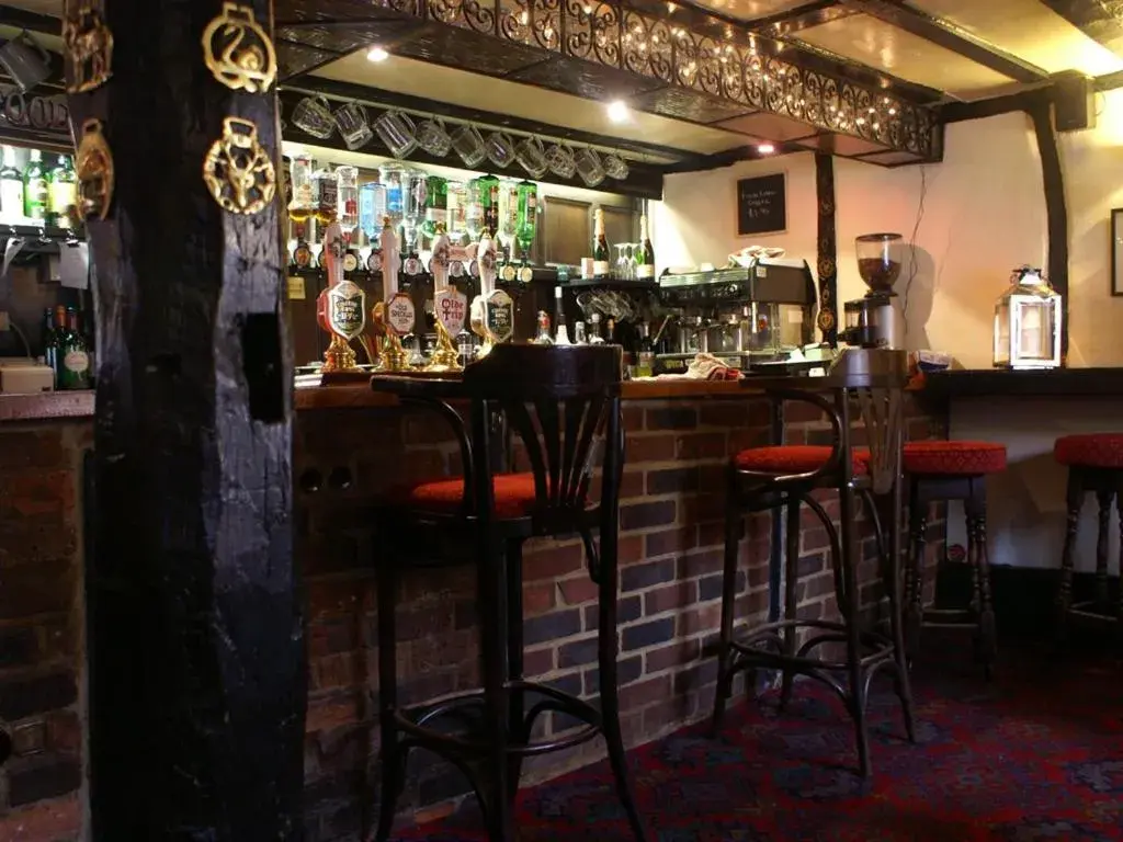 Lounge or bar in THE SARACENS HEAD INN Lounge or bar in THE SARACENS HEAD INN