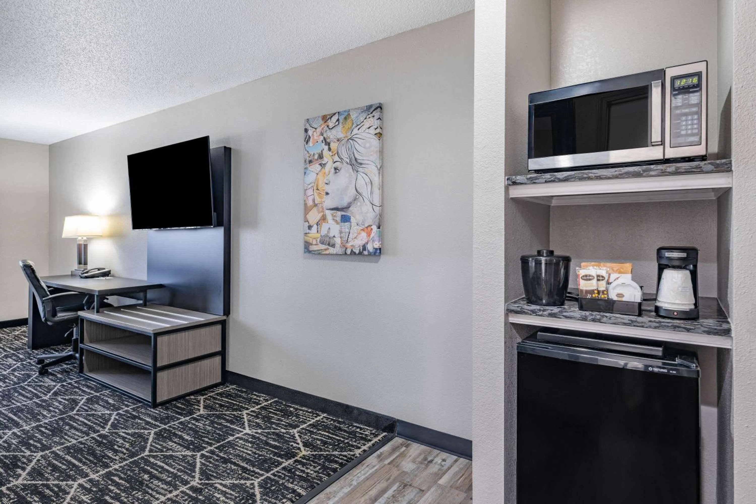 Photo of the whole room in La Quinta by Wyndham Evansville