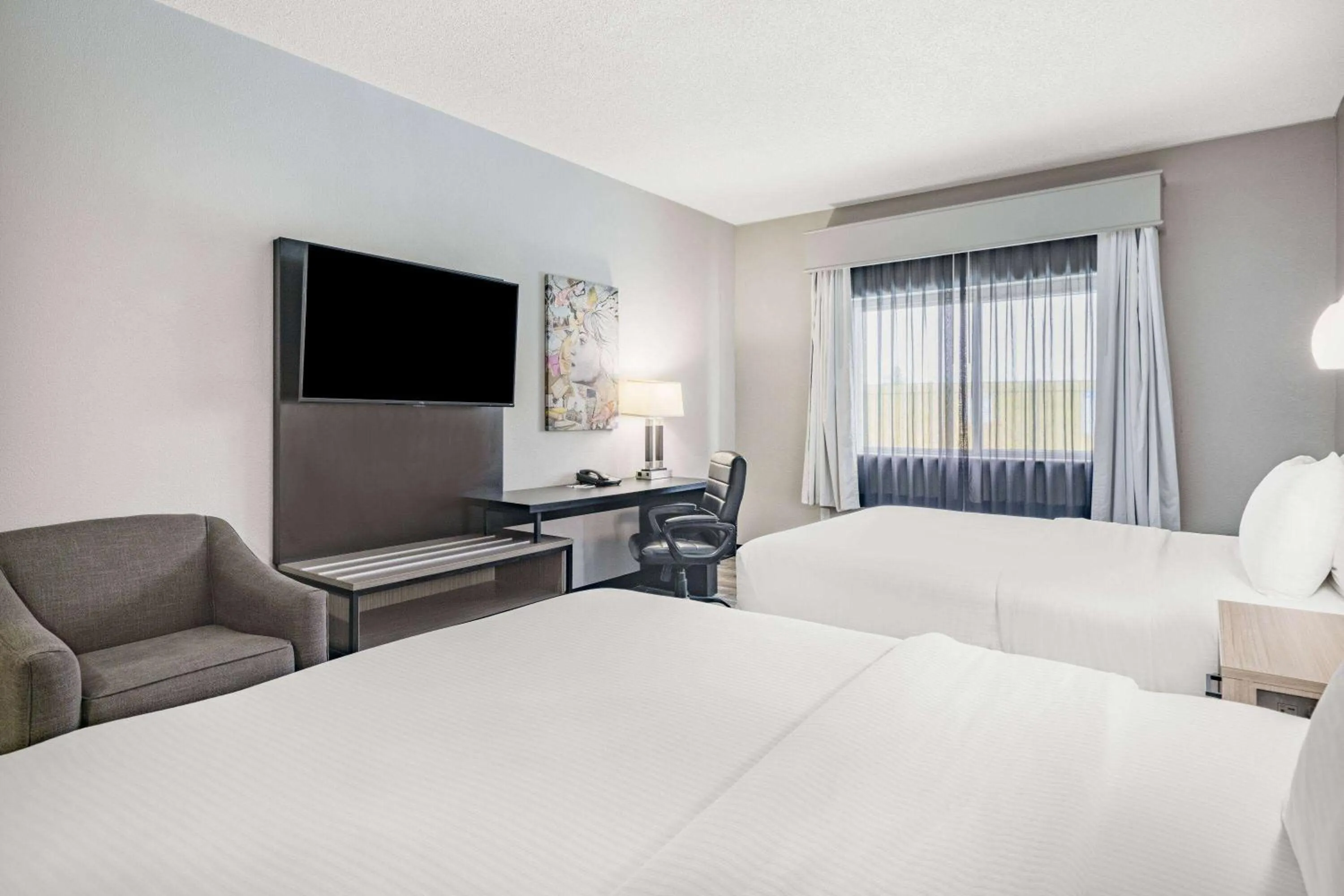 Photo of the whole room, Bed in La Quinta by Wyndham Evansville