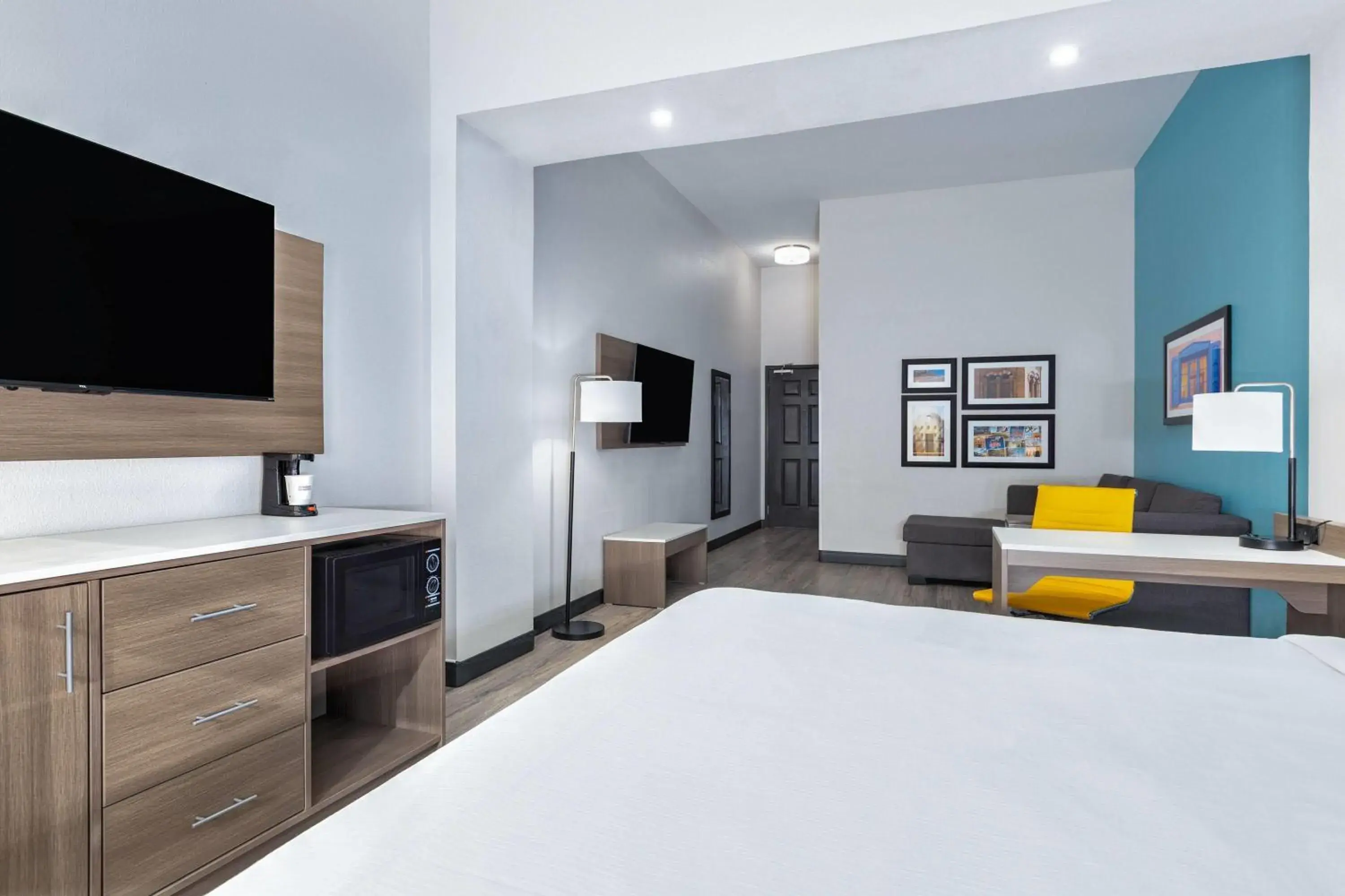 Photo of the whole room, Bed in La Quinta by Wyndham Hobbs Photo of the whole room, Bed in La Quinta by Wyndham Hobbs