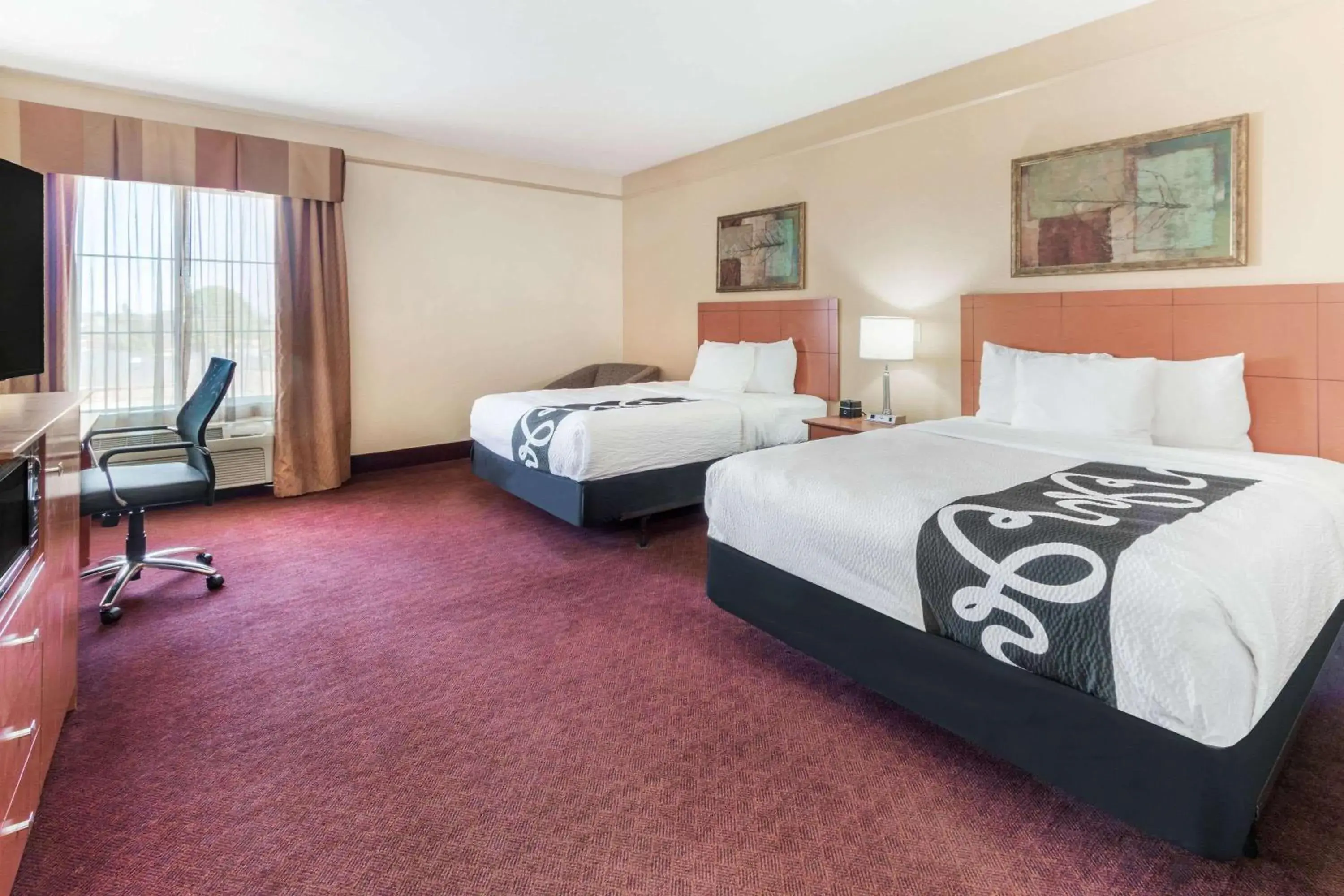 Photo of the whole room, Bed in La Quinta by Wyndham Hobbs Photo of the whole room, Bed in La Quinta by Wyndham Hobbs