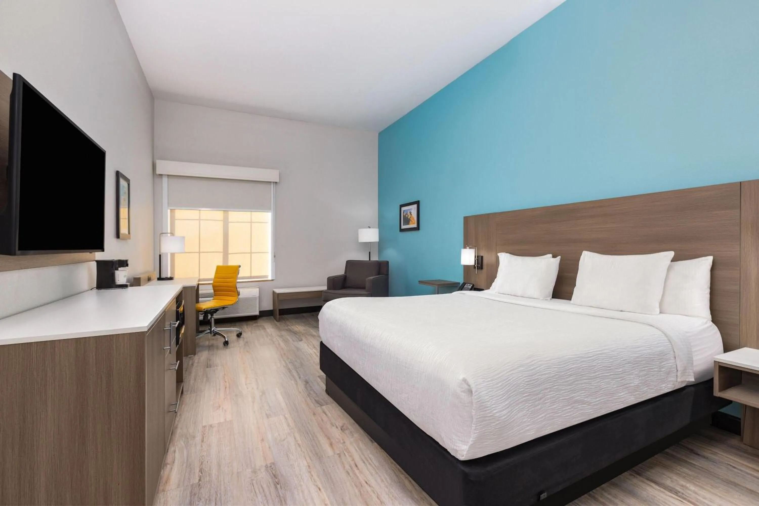 Photo of the whole room, Bed in La Quinta by Wyndham Hobbs