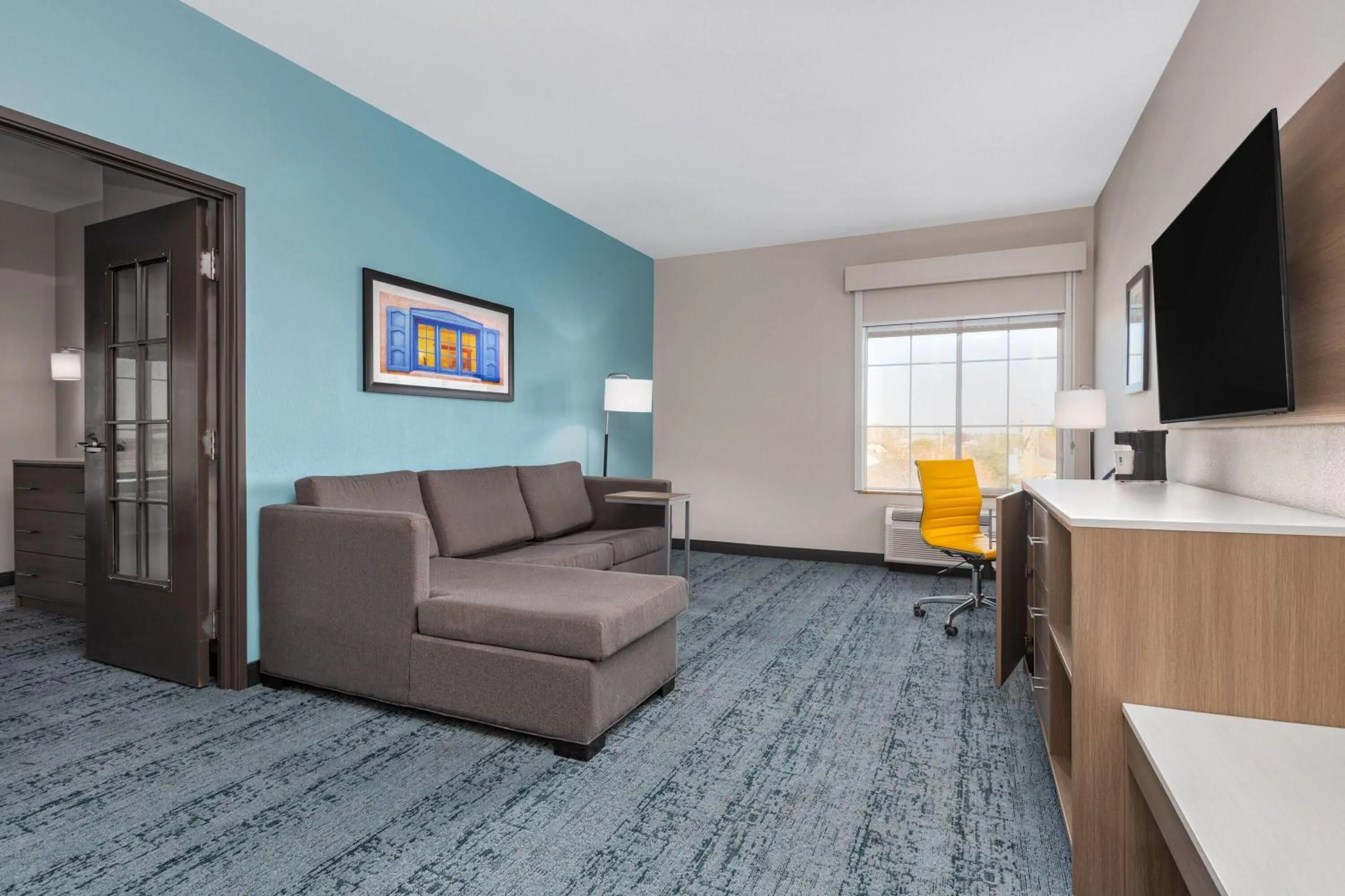 Photo of the whole room in La Quinta by Wyndham Hobbs