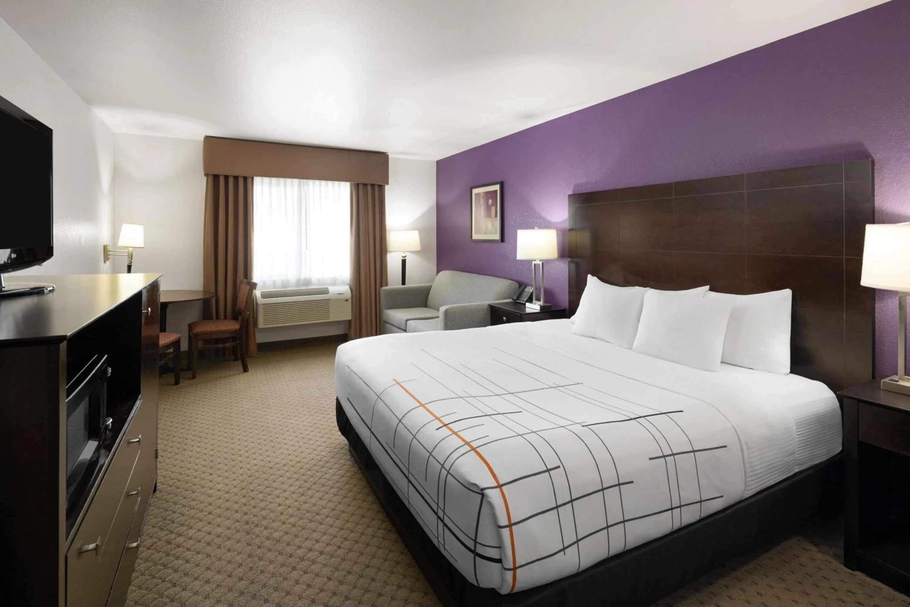 Photo of the whole room, Bed in La Quinta by Wyndham Spokane Valley