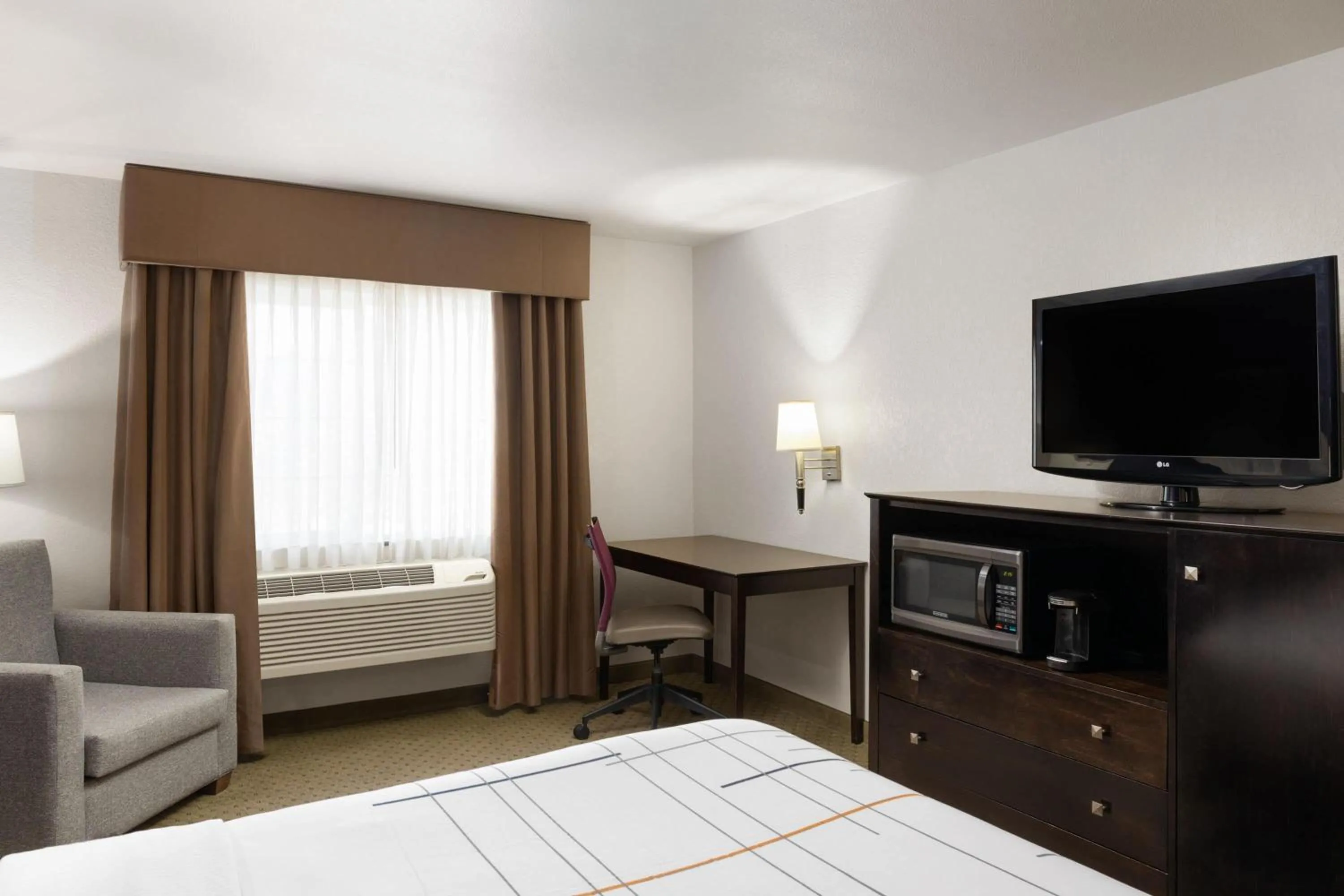 Photo of the whole room, Bed in La Quinta by Wyndham Spokane Valley