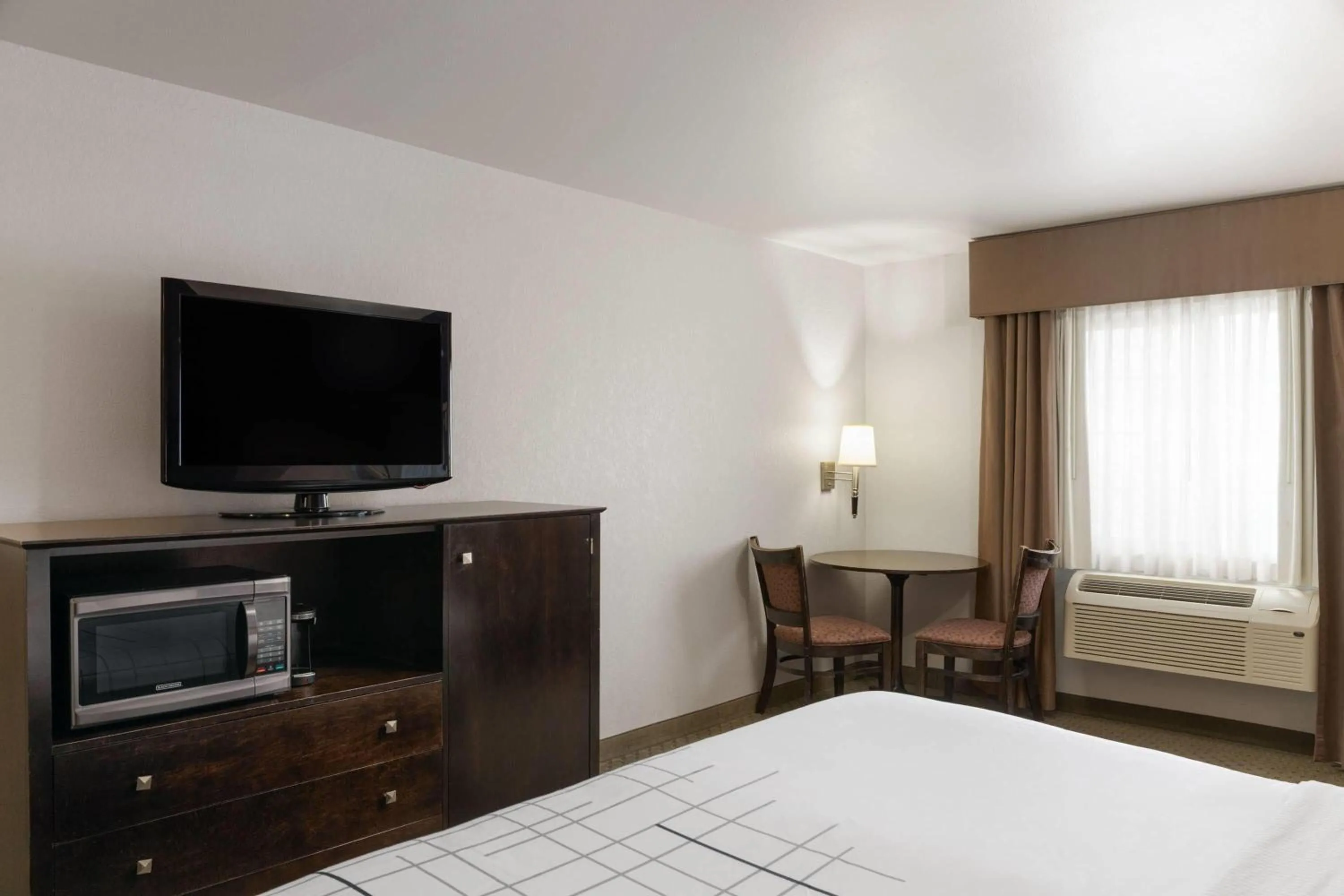 Photo of the whole room, Bed in La Quinta by Wyndham Spokane Valley