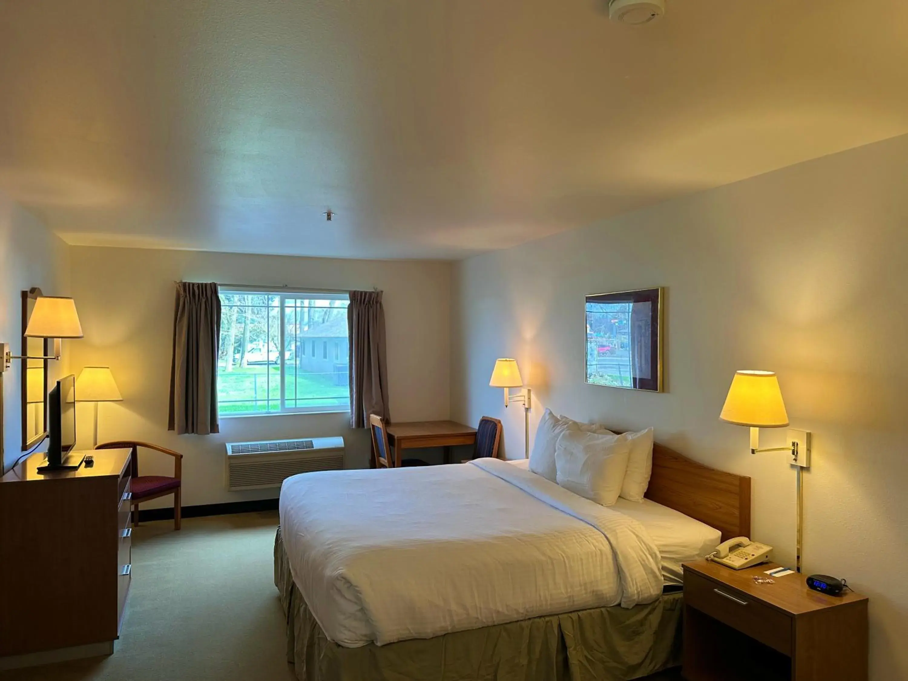 Photo of the whole room, Bed in Peppermill Empress Inn Photo of the whole room, Bed in Peppermill Empress Inn