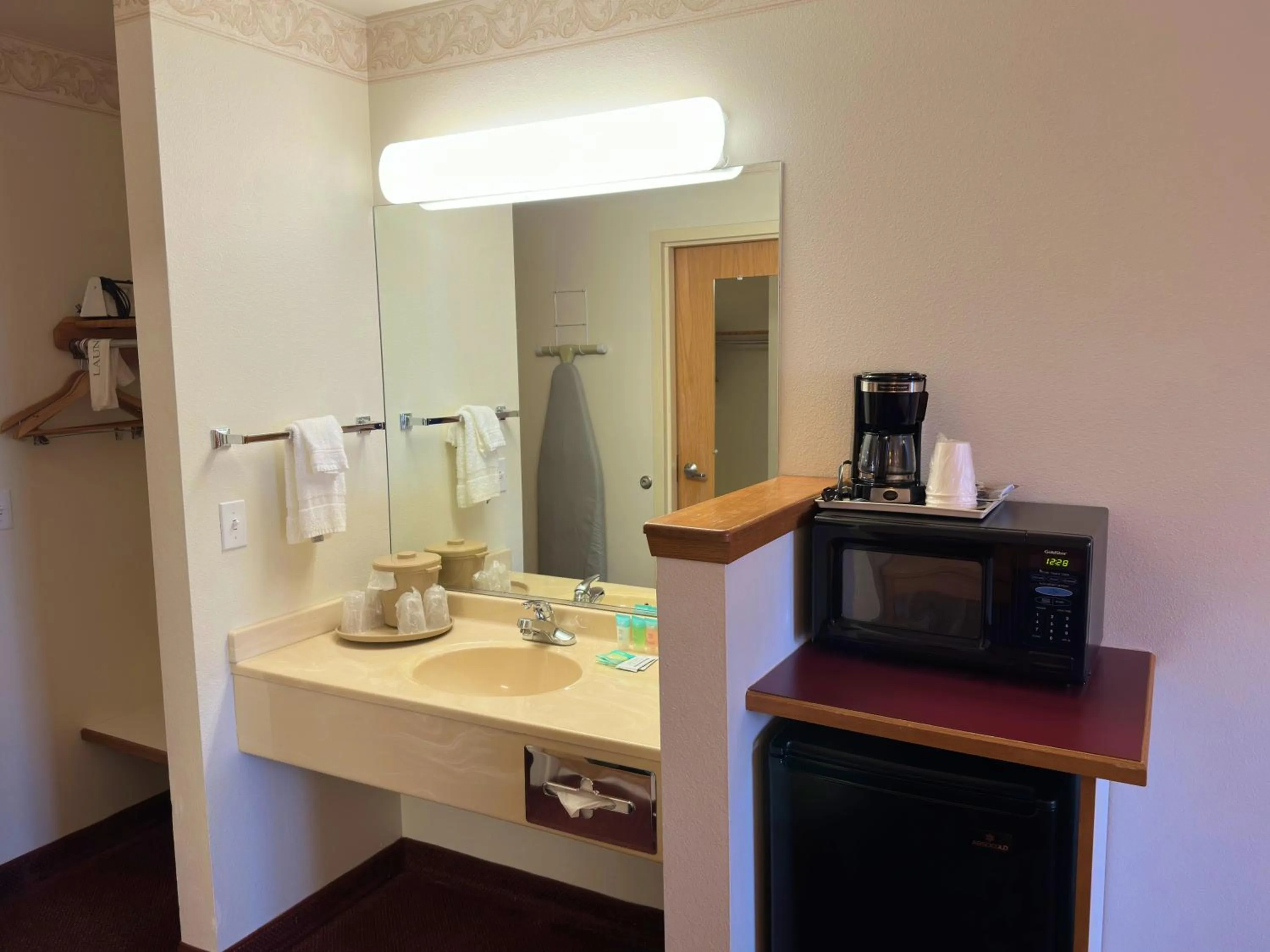 minibar in Peppermill Empress Inn