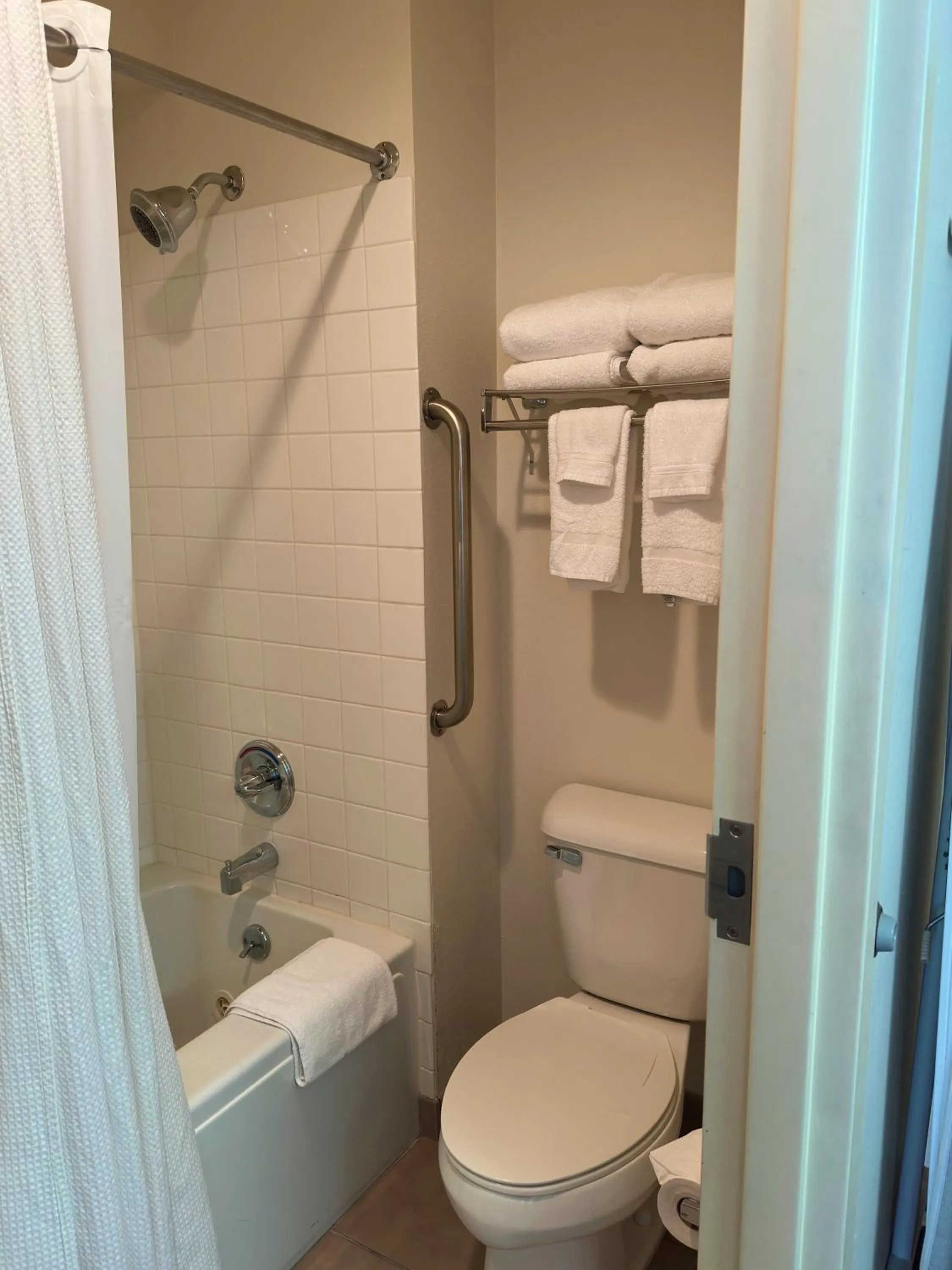 Bathroom in Peppermill Empress Inn