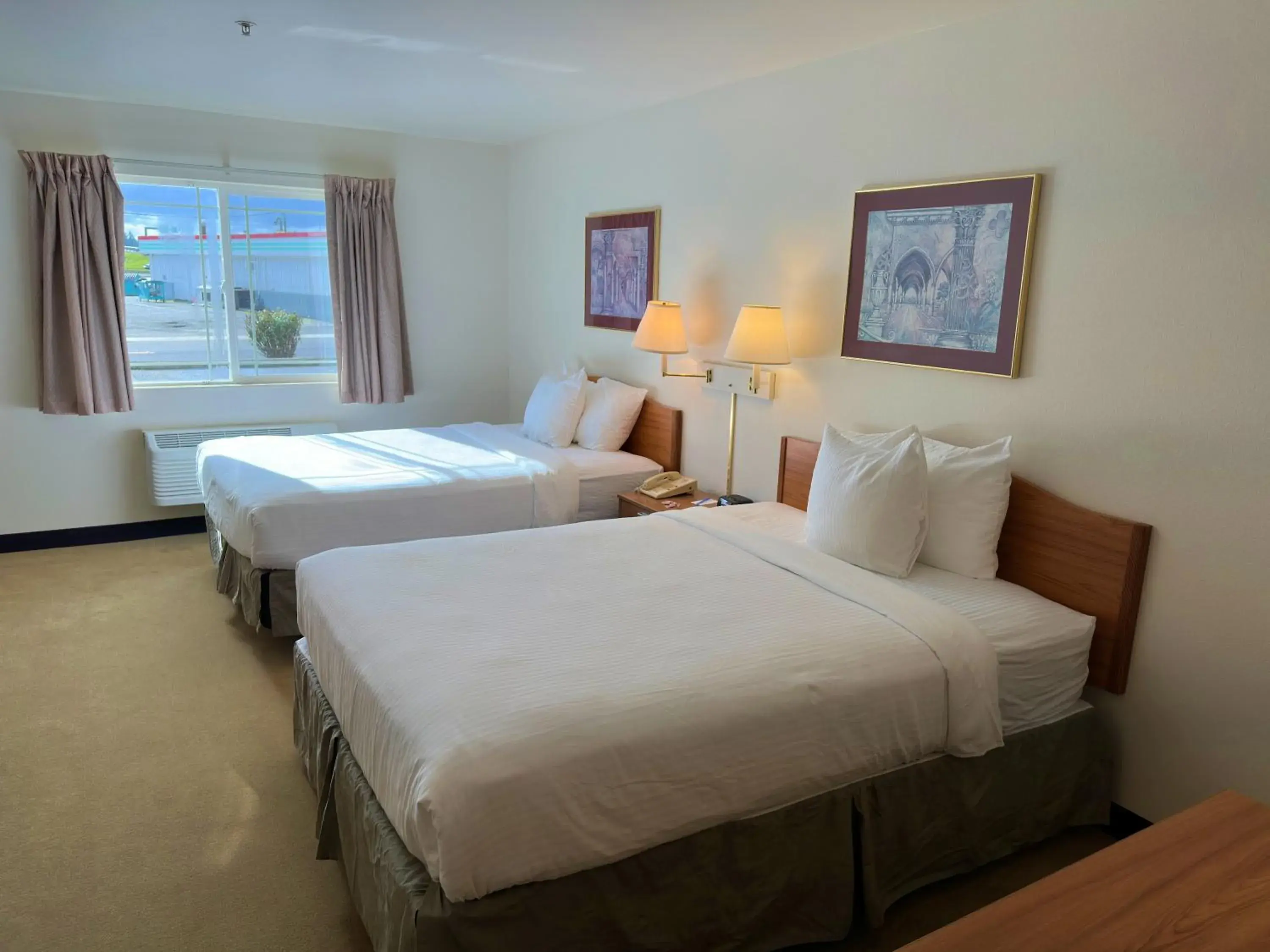 Bed in Peppermill Empress Inn Bed in Peppermill Empress Inn